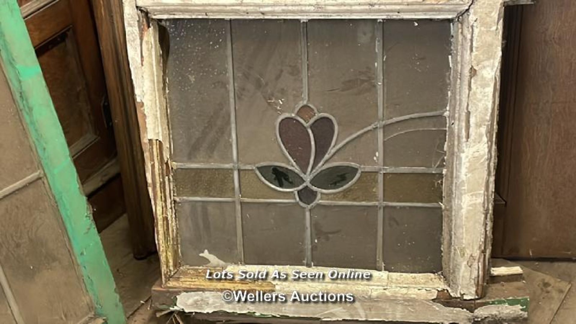 10X VARIOUS STAINED GLASS WINDOWS IN WOODEN FRAMES, 85CM (H) X 55CM (W), FOR RESTORATION - Image 6 of 6