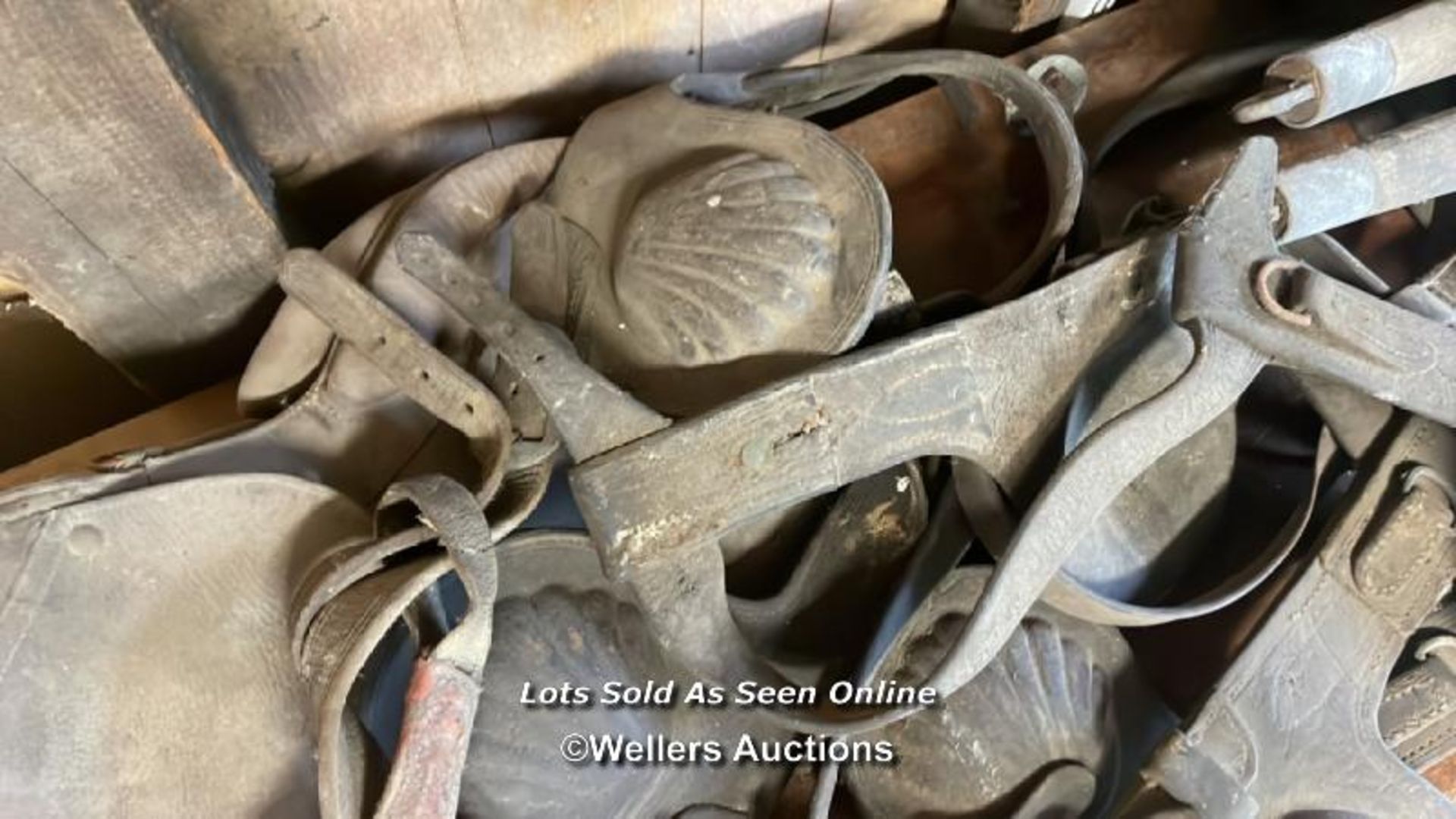 LARGE QUANTITY OF HORSE TACK, INCL. SADDLES, BLINKERS AND STIRRUPS - Image 4 of 5