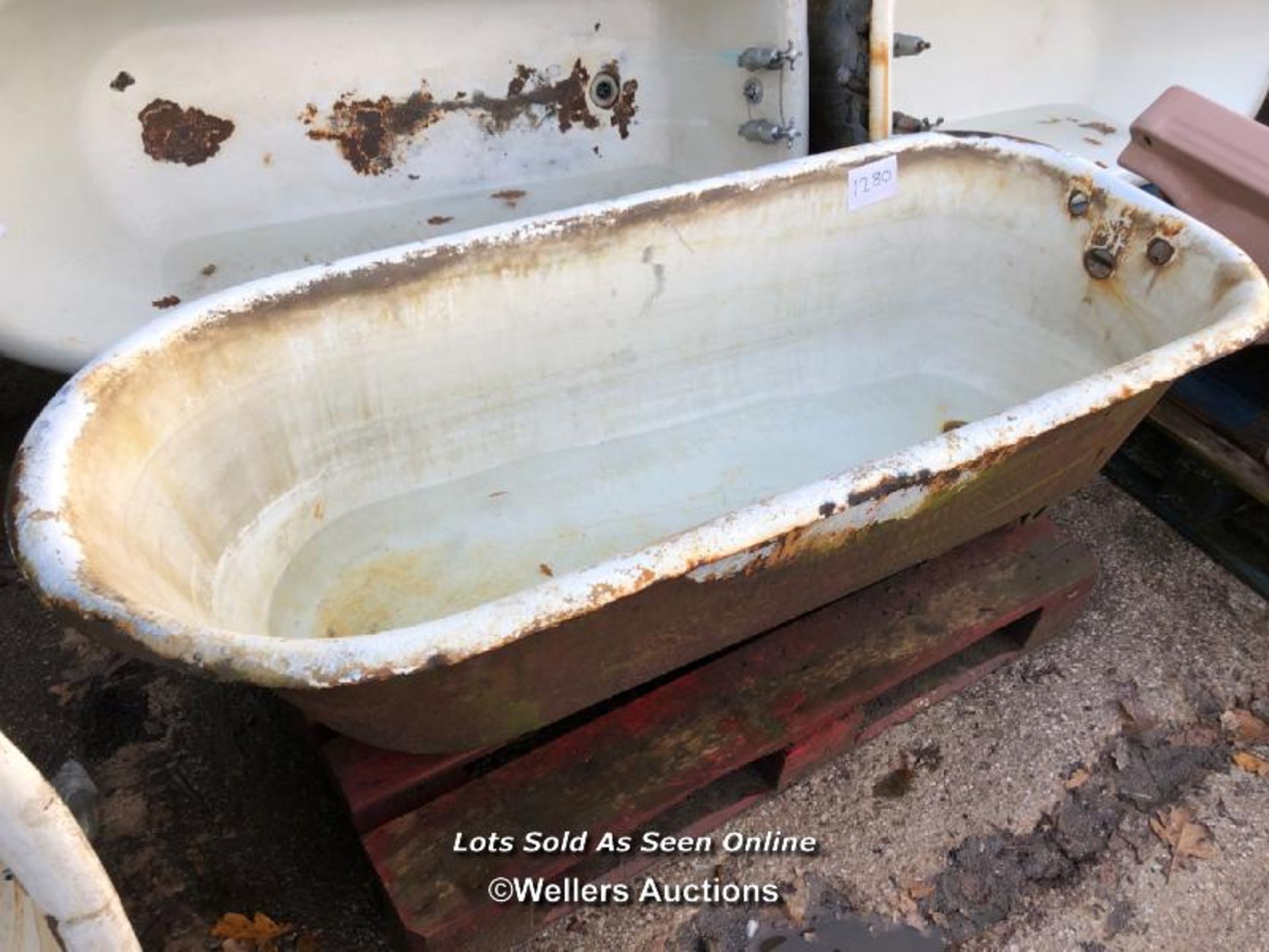 VINTAGE CAST IRON BATH TUB, WITHOUT FEET, 160CM (L) X 67CM (L) X 44CM (H) - Image 2 of 4