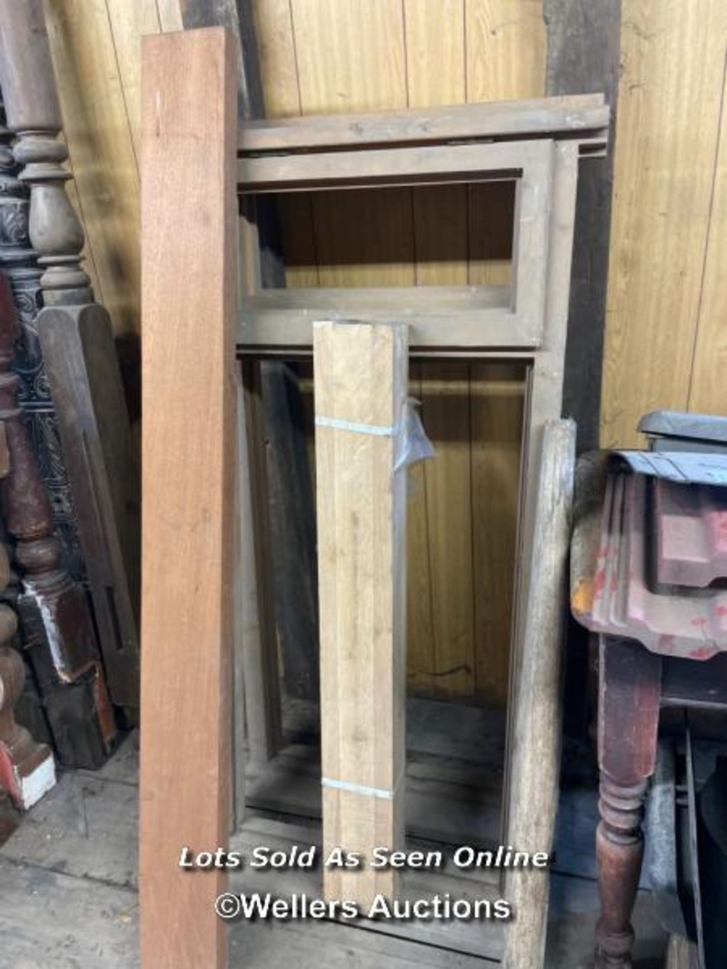 LARGE QUANTITY OF WOODEN ITEMS INCL. WINDOW FRAMES, CORNER SHELF, AS FOUND LADDER, PACK OF NEW - Bild 2 aus 8