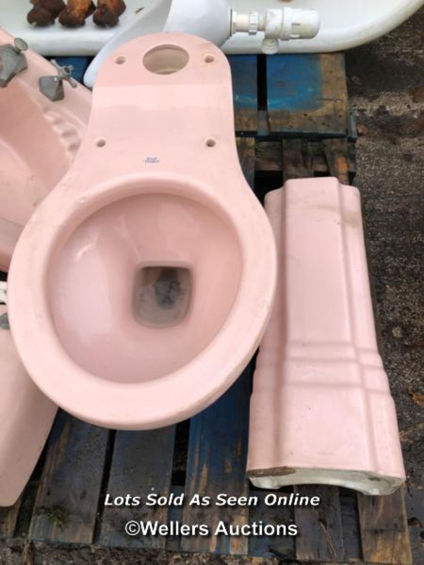 COMPLETE PINK BATHROOM SUITE CIRCA 1970'S INCLUDING ROYAL DOULTON TOILET AND STRANDARD SINK - Image 2 of 7