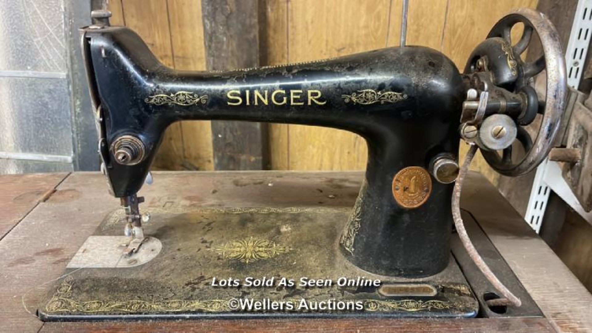 VINTAGE SINGER SEWING MACHINE WITH DROP-LEAF CABINET, SERIAL NO: Y9489677, 76CM (H) X 57CM (W) X - Image 2 of 9