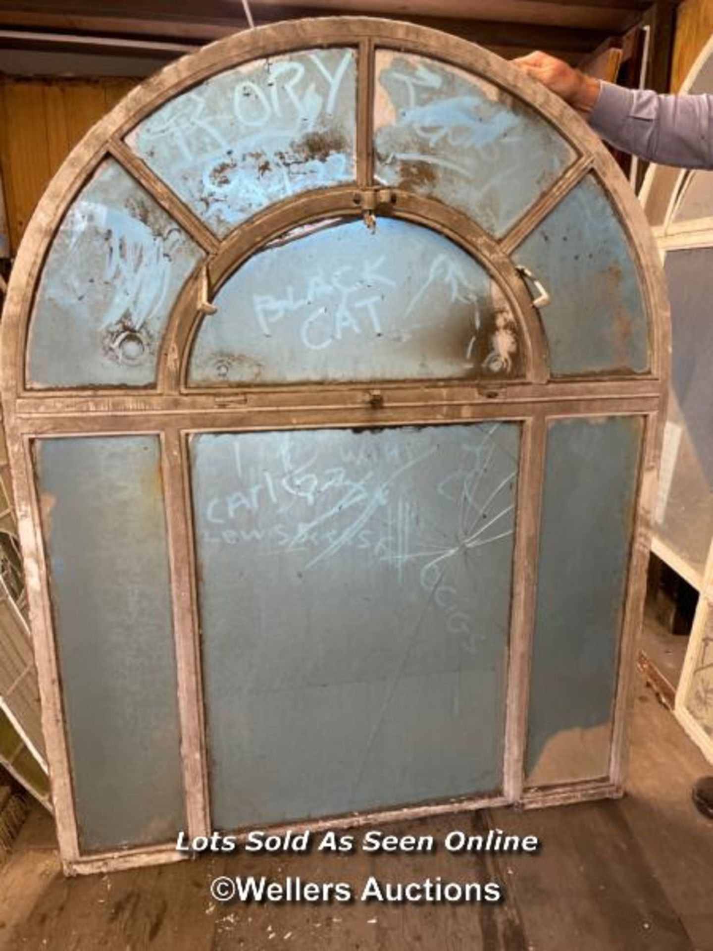 2X HEAVY ARCHED WINDOWS IN CAST IRON FRAMES, 191CM (H) X 124CM (W), RECLAIMED FROM 8 CHRUCH - Image 12 of 15