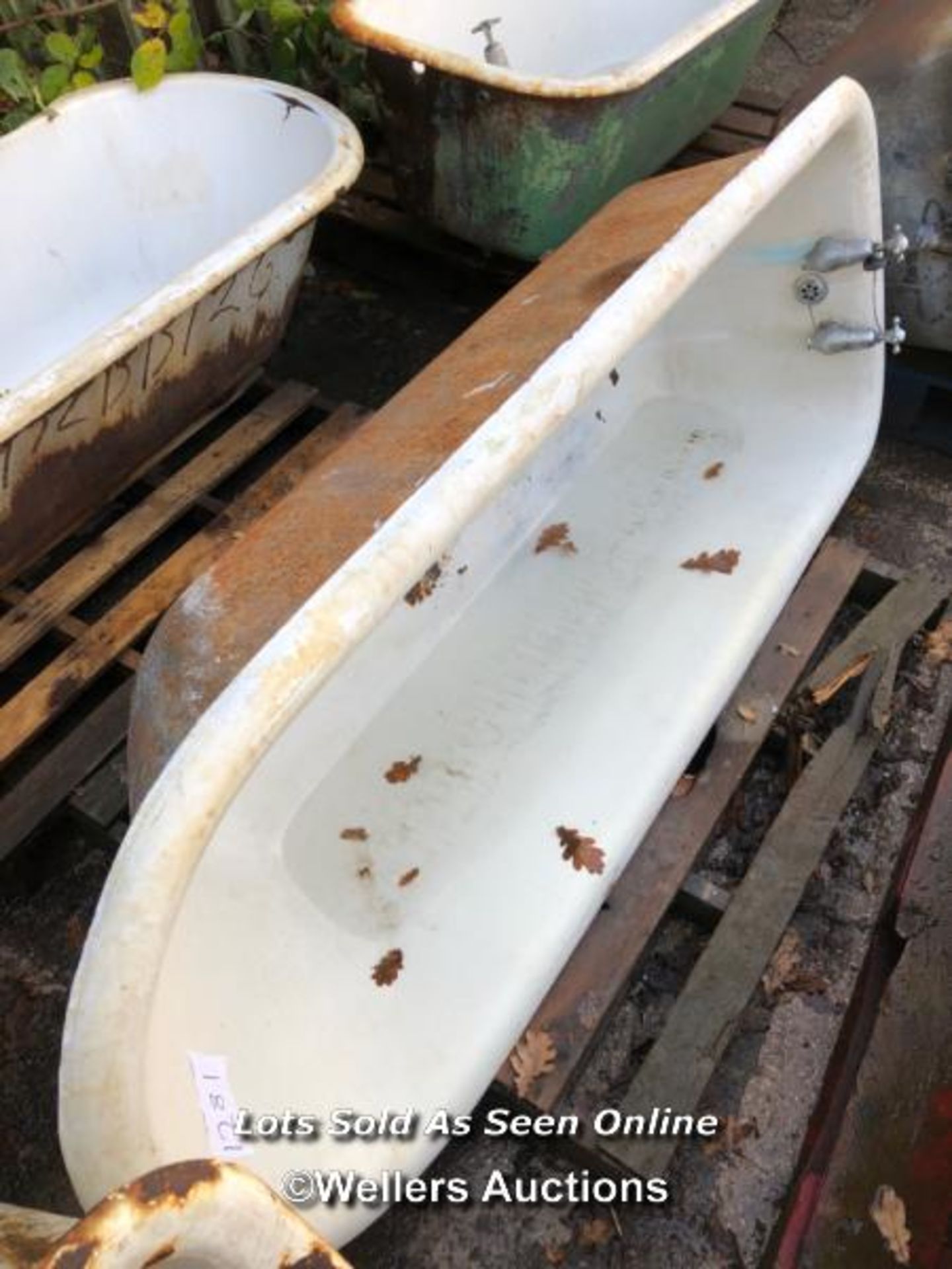 VINTAGE CAST IRON BATH TUB, WITHOUT FEET, 175CM (L) X 70CM (L) X 45CM (H) - Image 3 of 6