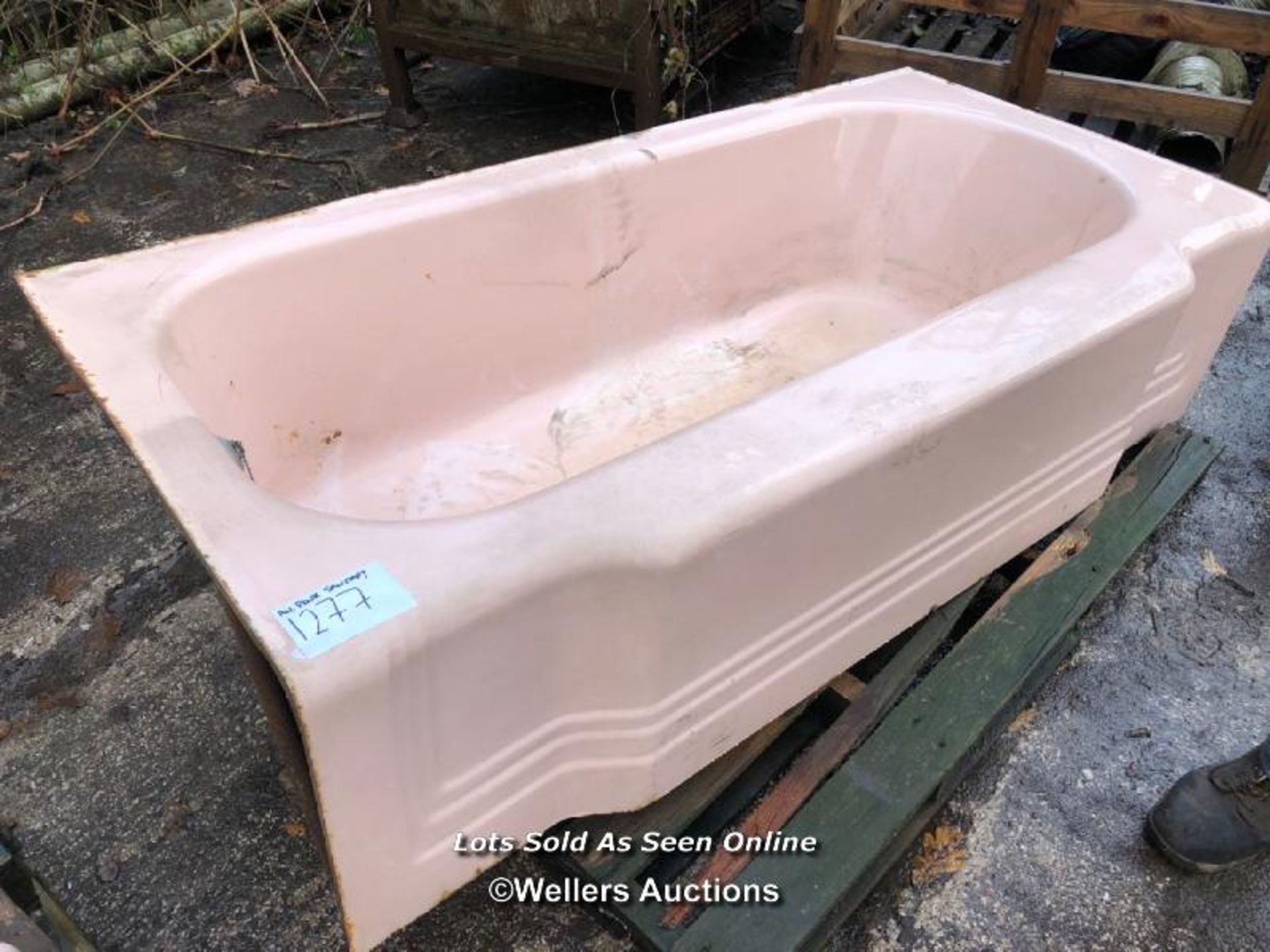 COMPLETE PINK BATHROOM SUITE CIRCA 1970'S INCLUDING ROYAL DOULTON TOILET AND STRANDARD SINK - Image 6 of 7