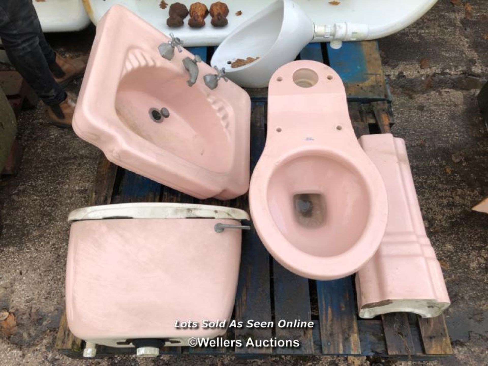 COMPLETE PINK BATHROOM SUITE CIRCA 1970'S INCLUDING ROYAL DOULTON TOILET AND STRANDARD SINK