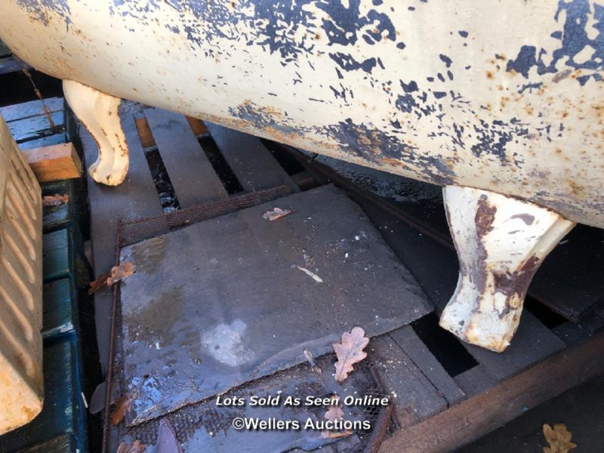 VINTAGE CAST IRON BATH TUB BY BRITTON MADE, 166CM (L) X 71CM (W) X 56CM (H), WITH ALL FOUR FEET - Image 3 of 8