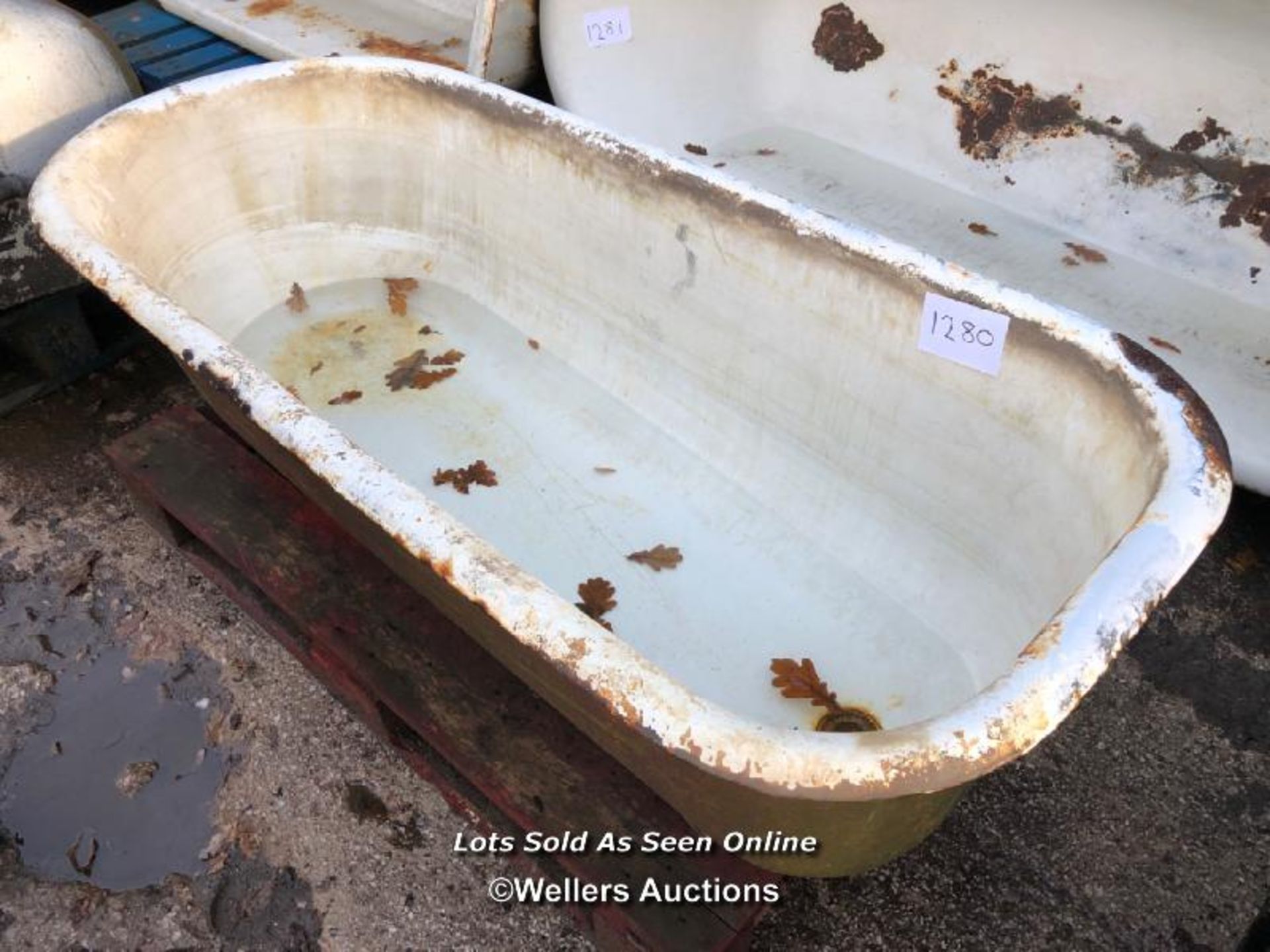 VINTAGE CAST IRON BATH TUB, WITHOUT FEET, 160CM (L) X 67CM (L) X 44CM (H)