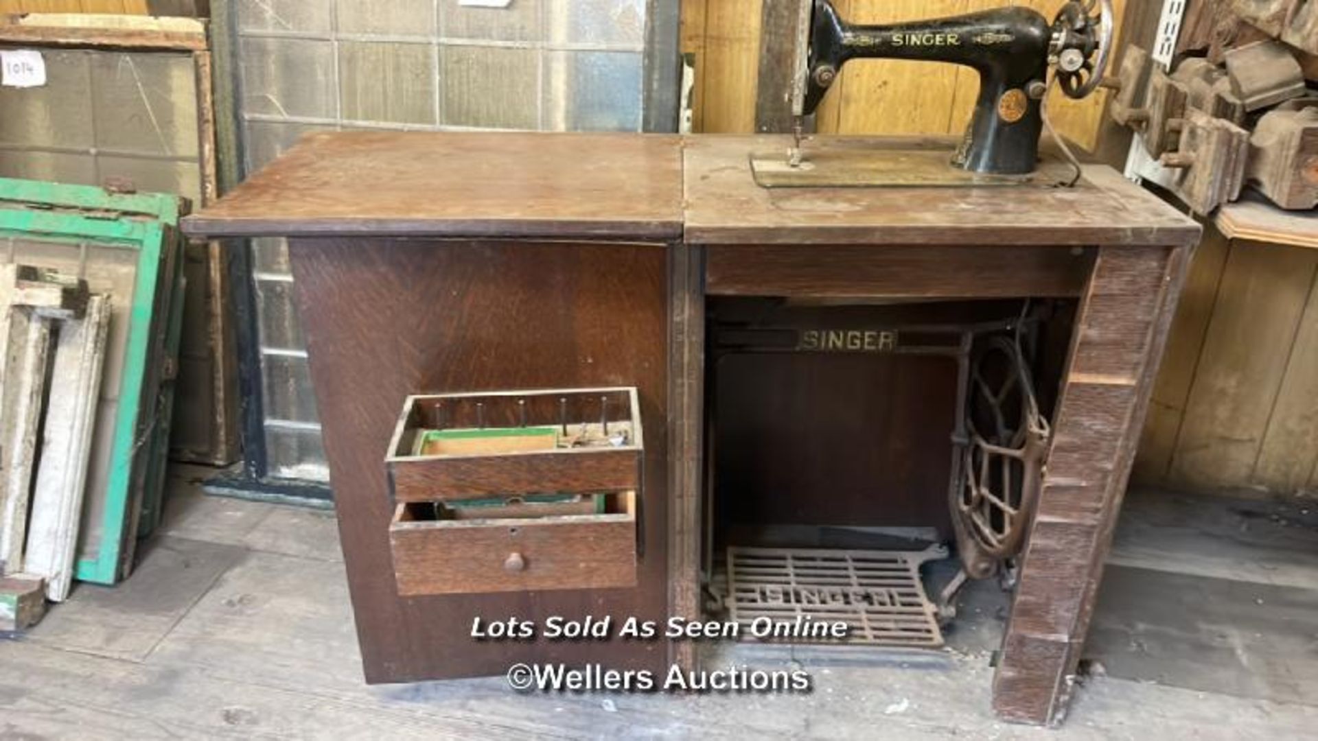 VINTAGE SINGER SEWING MACHINE WITH DROP-LEAF CABINET, SERIAL NO: Y9489677, 76CM (H) X 57CM (W) X - Image 7 of 9