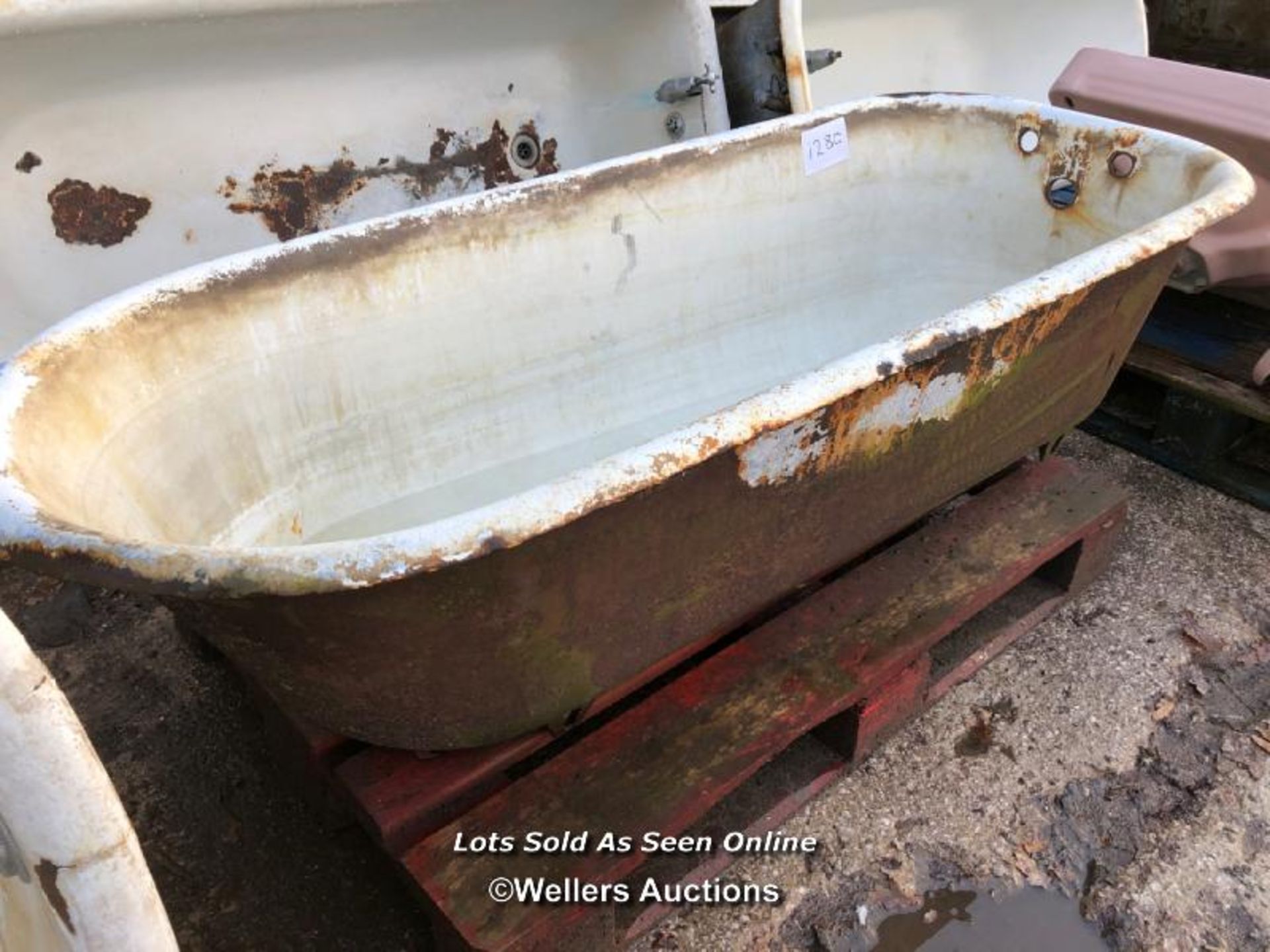 VINTAGE CAST IRON BATH TUB, WITHOUT FEET, 160CM (L) X 67CM (L) X 44CM (H) - Image 4 of 4