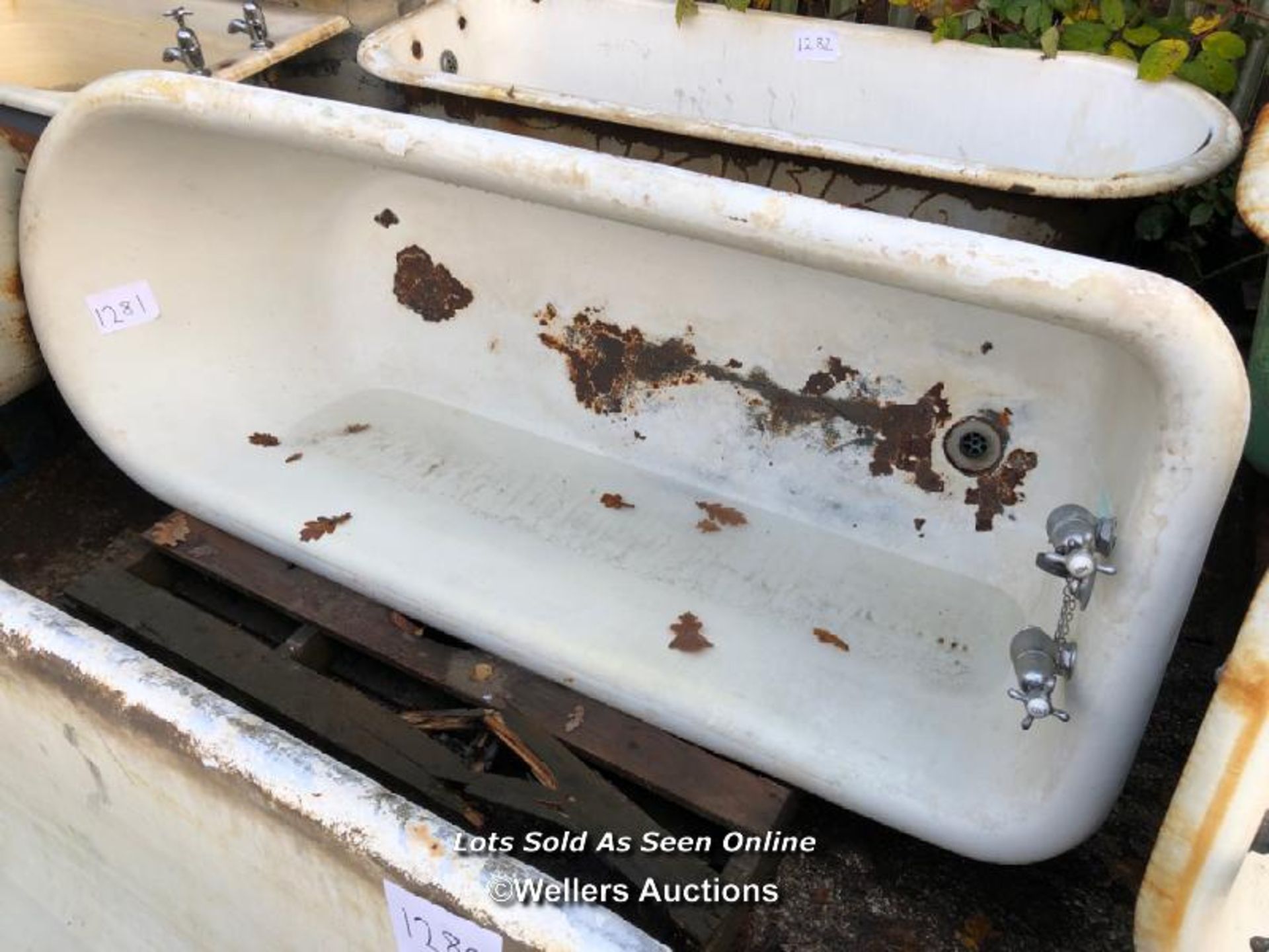 VINTAGE CAST IRON BATH TUB, WITHOUT FEET, 175CM (L) X 70CM (L) X 45CM (H)