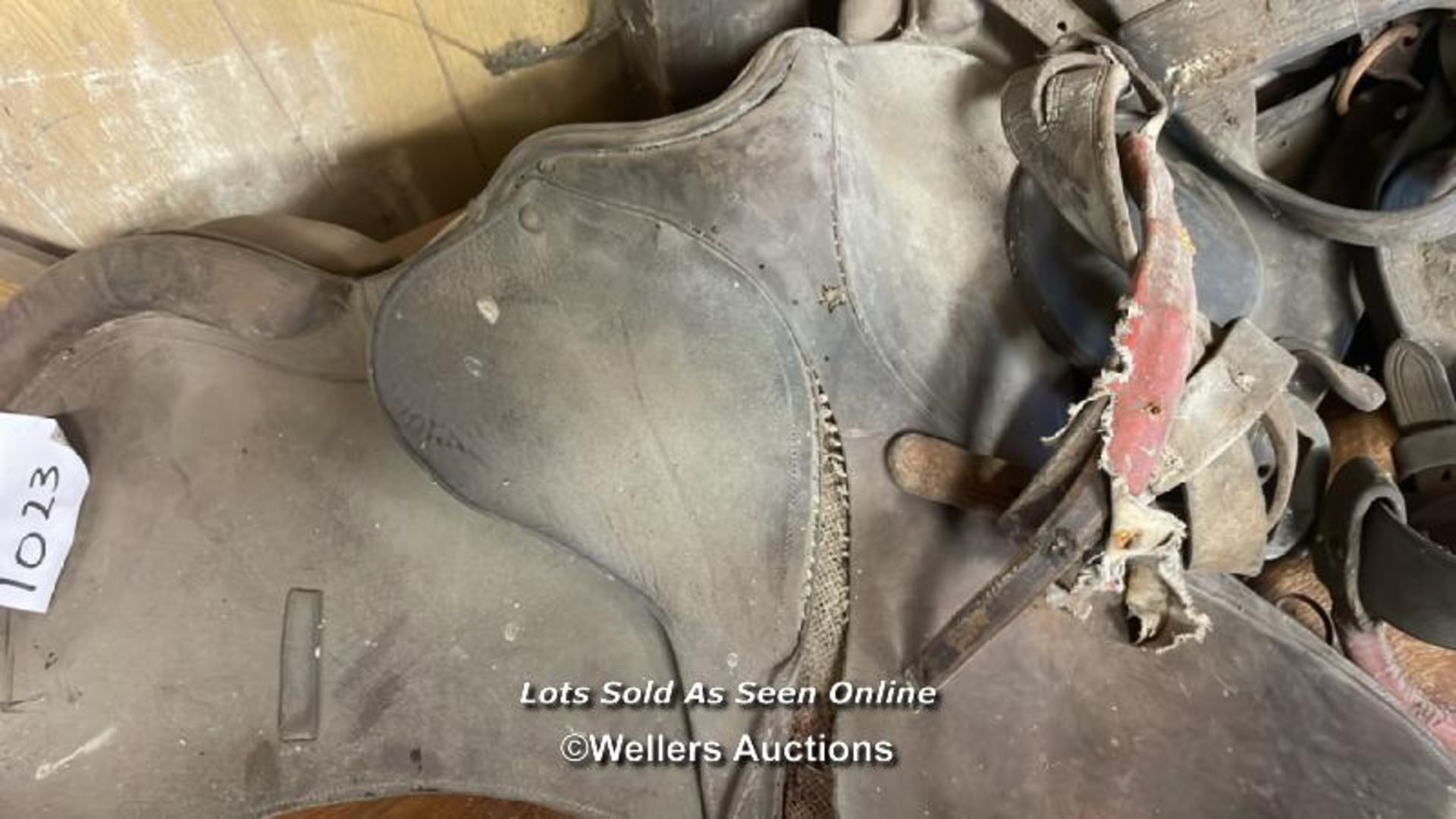 LARGE QUANTITY OF HORSE TACK, INCL. SADDLES, BLINKERS AND STIRRUPS - Image 2 of 5