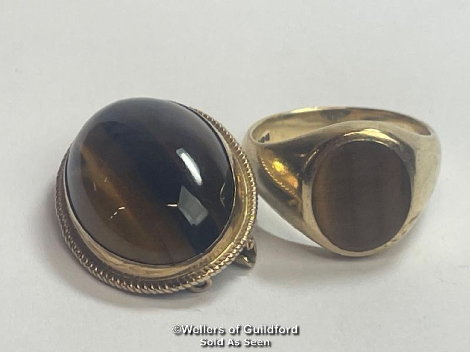 A Tiger's eye signet ring in 9ct gold, hallmarked London 2004, ring size S, weight 7.81g with