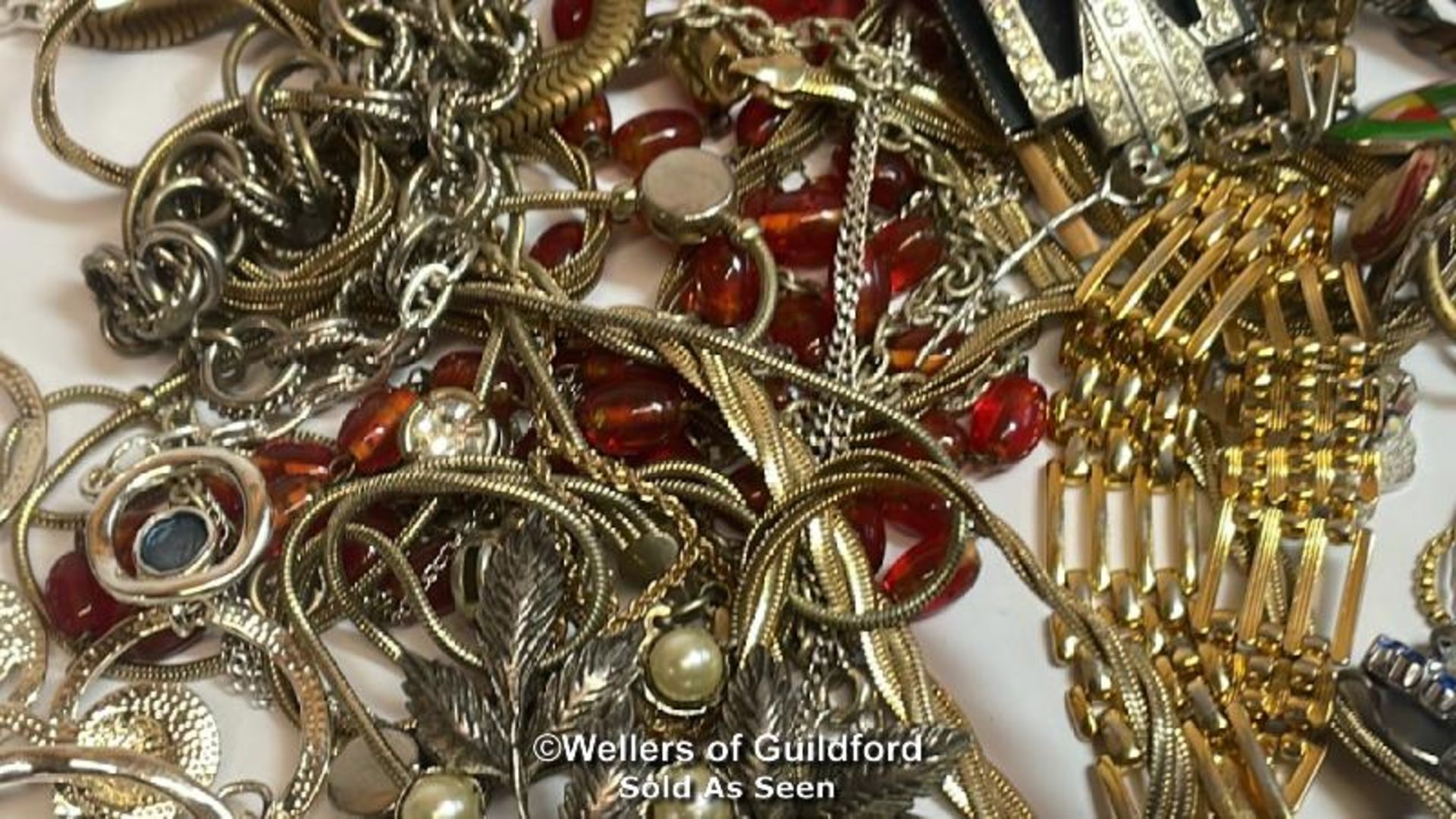 Assorted costume jewellery including brooches, necklaces, bangles and cufflinks - Bild 4 aus 10
