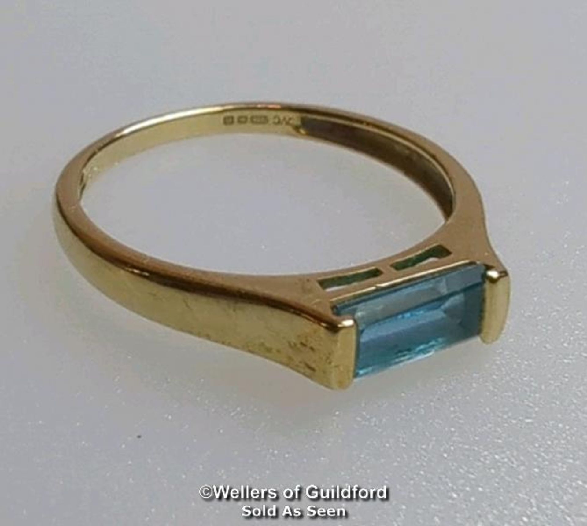 Blue topaz (untested) single stone ring in hallmarked 9ct gold, by QVC. The baguette cut stone - Image 3 of 6