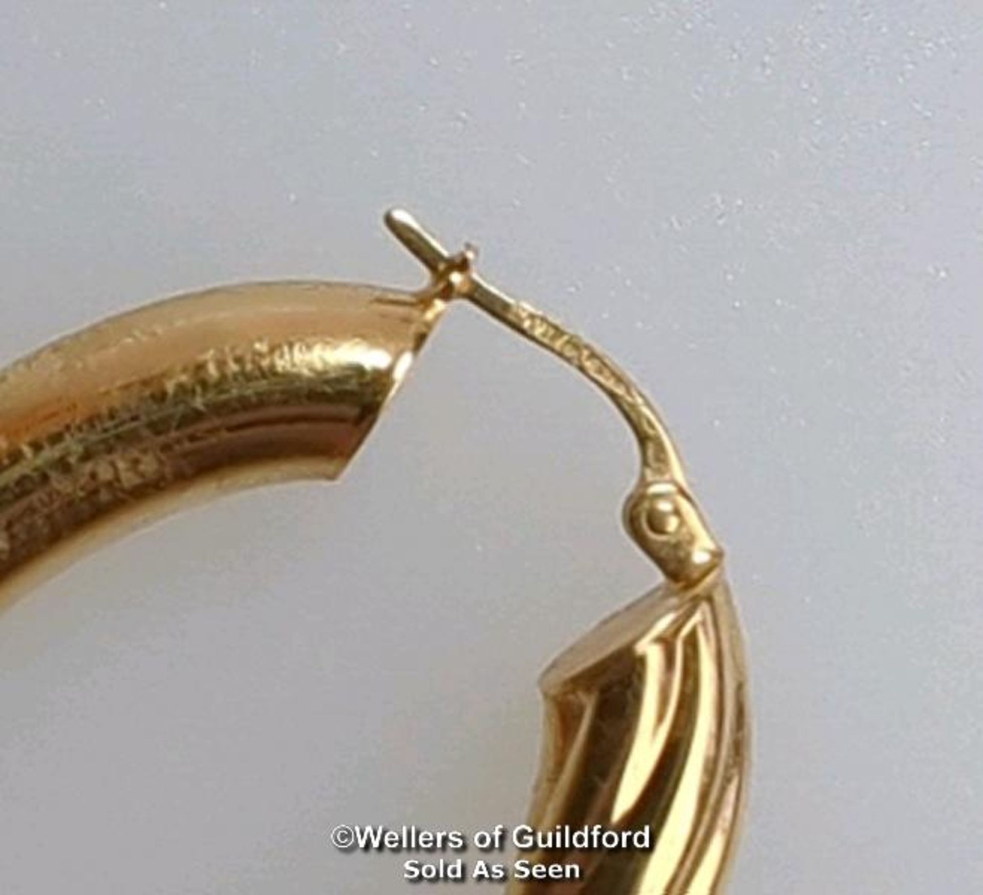 A pair of oval hoop earrings in hallmarked 9ct gold, length 4cm, gross weight 6.83g - Image 2 of 4