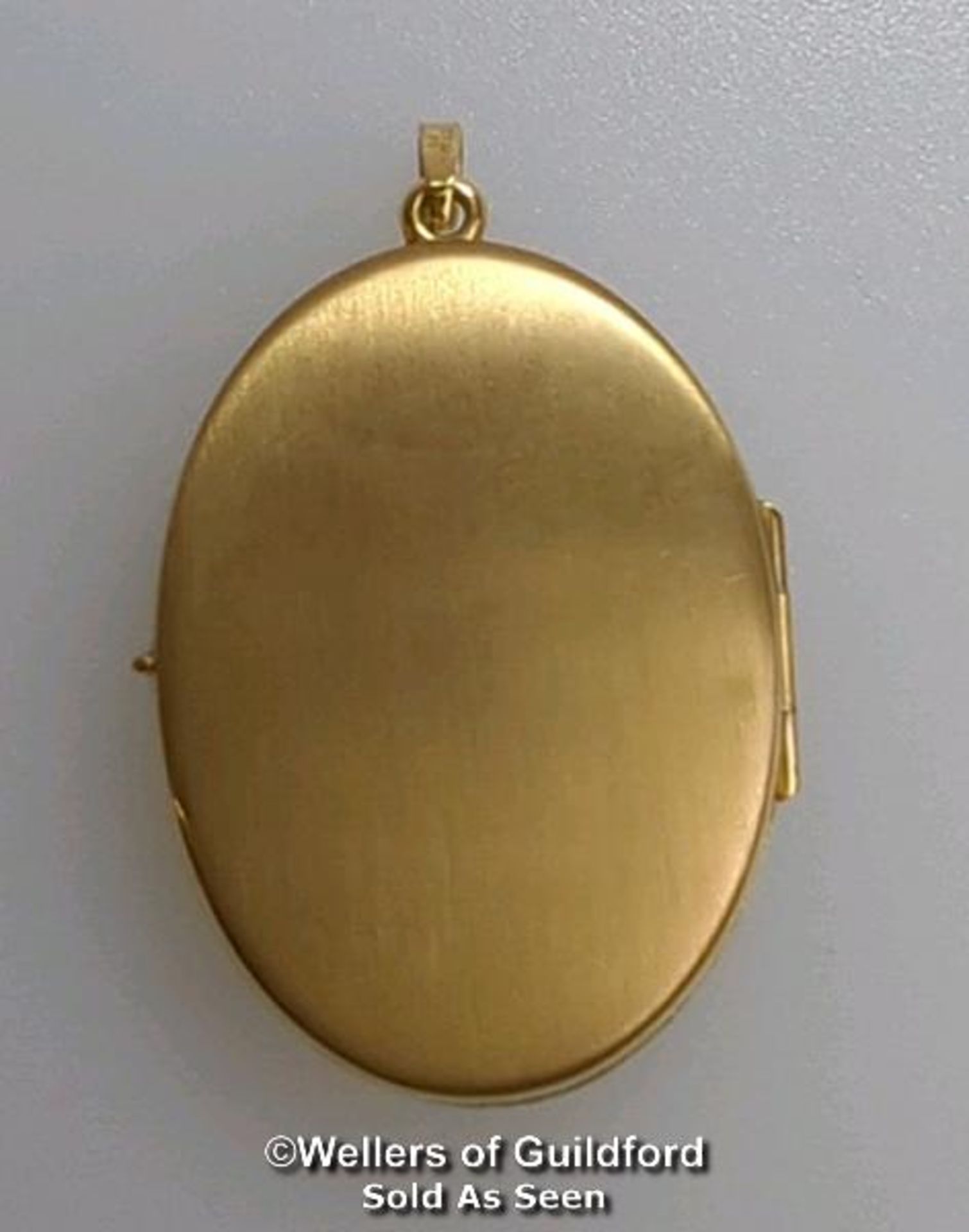 Two locket pendants: one 9ct gold oval locket with engraved front, hallmarked on bail, dimensions - Bild 3 aus 10