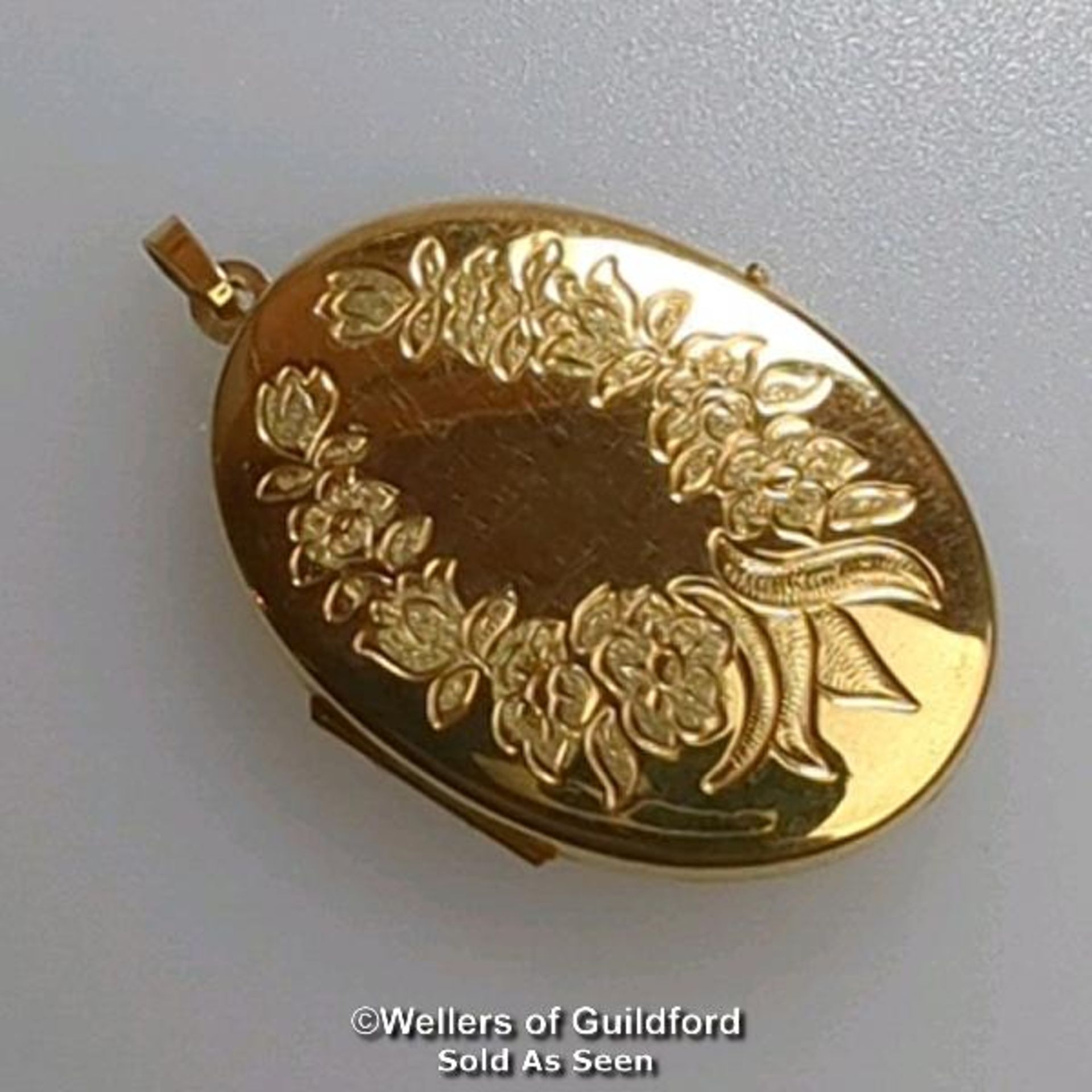 Two locket pendants: one 9ct gold oval locket with engraved front, hallmarked on bail, dimensions - Image 2 of 10