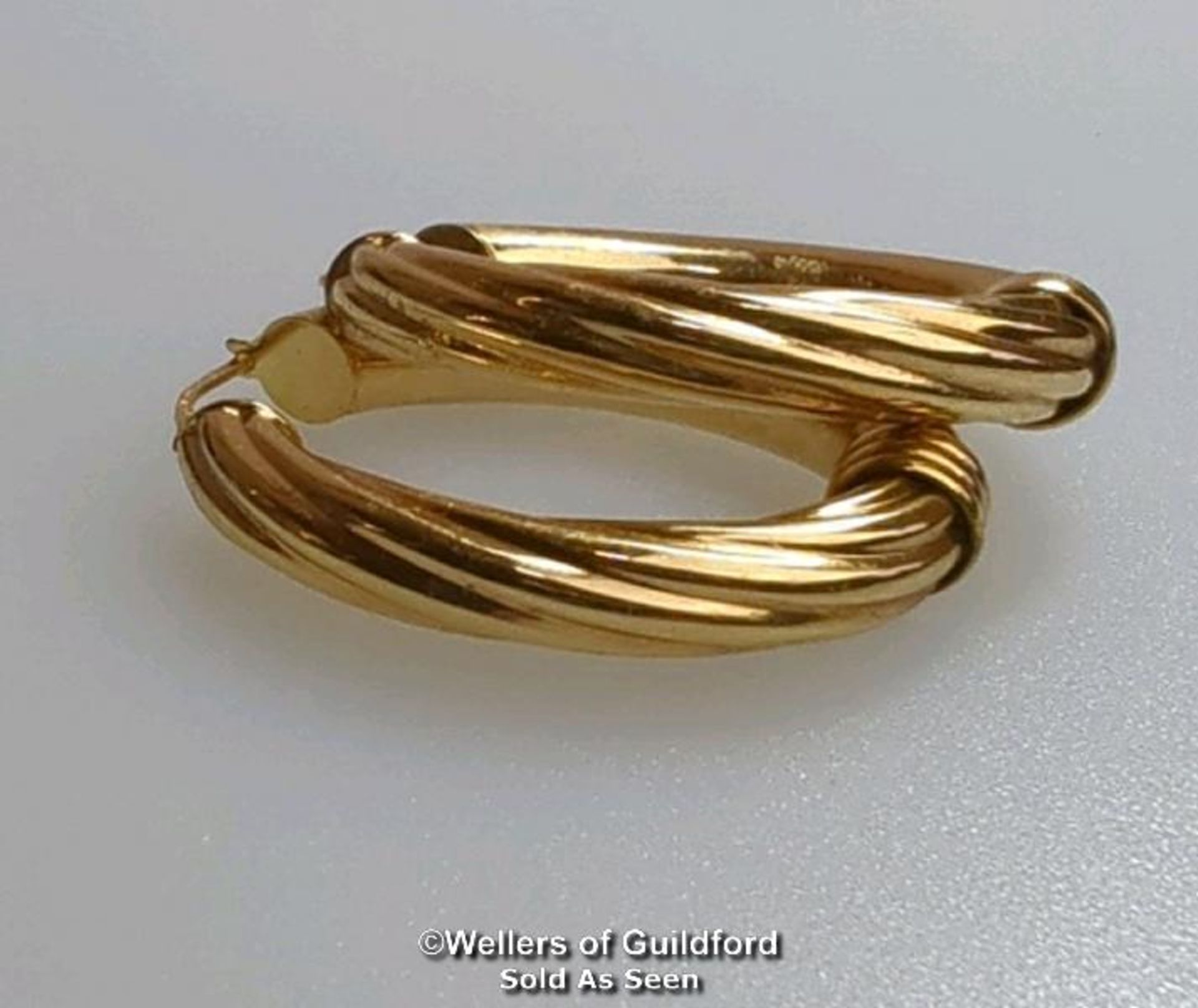 A pair of oval hoop earrings in hallmarked 9ct gold, length 4cm, gross weight 6.83g - Image 3 of 4