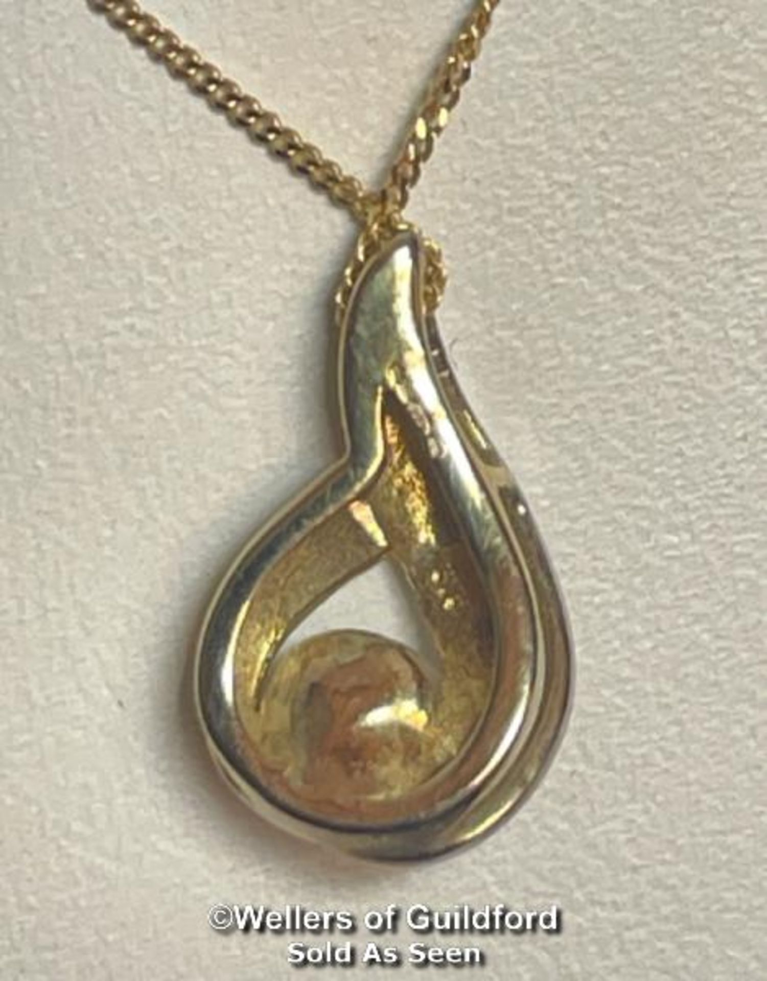 A cultured pearl and 9ct gold twist pendant on a 9ct gold chain, pendant 1.5cm long, lenth of - Image 2 of 4