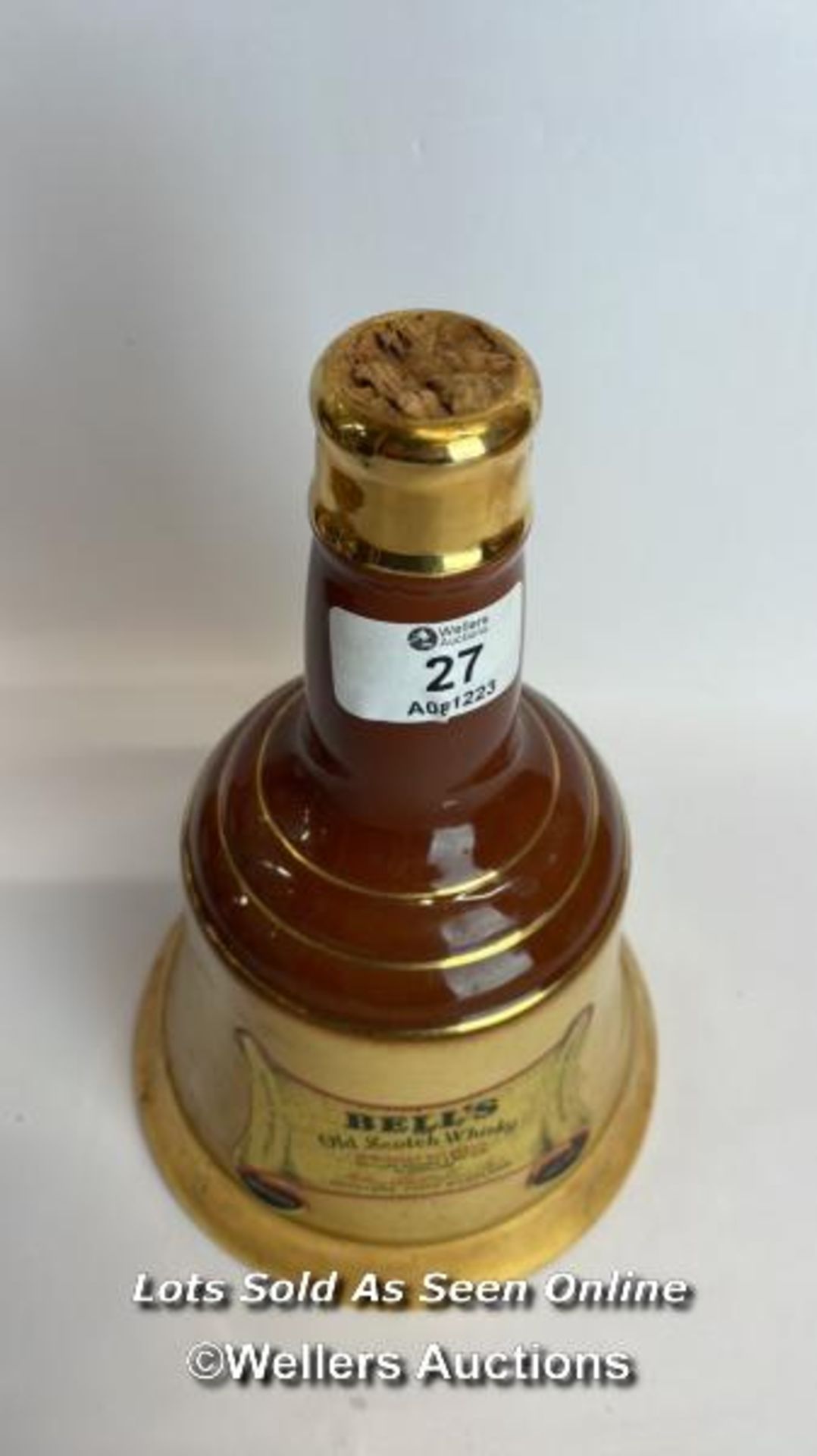 Bell's Specially Selected Blended Scotch Whisky, Bottle made by Wade, 26.5 OZ, 40% vol / Please - Image 9 of 10