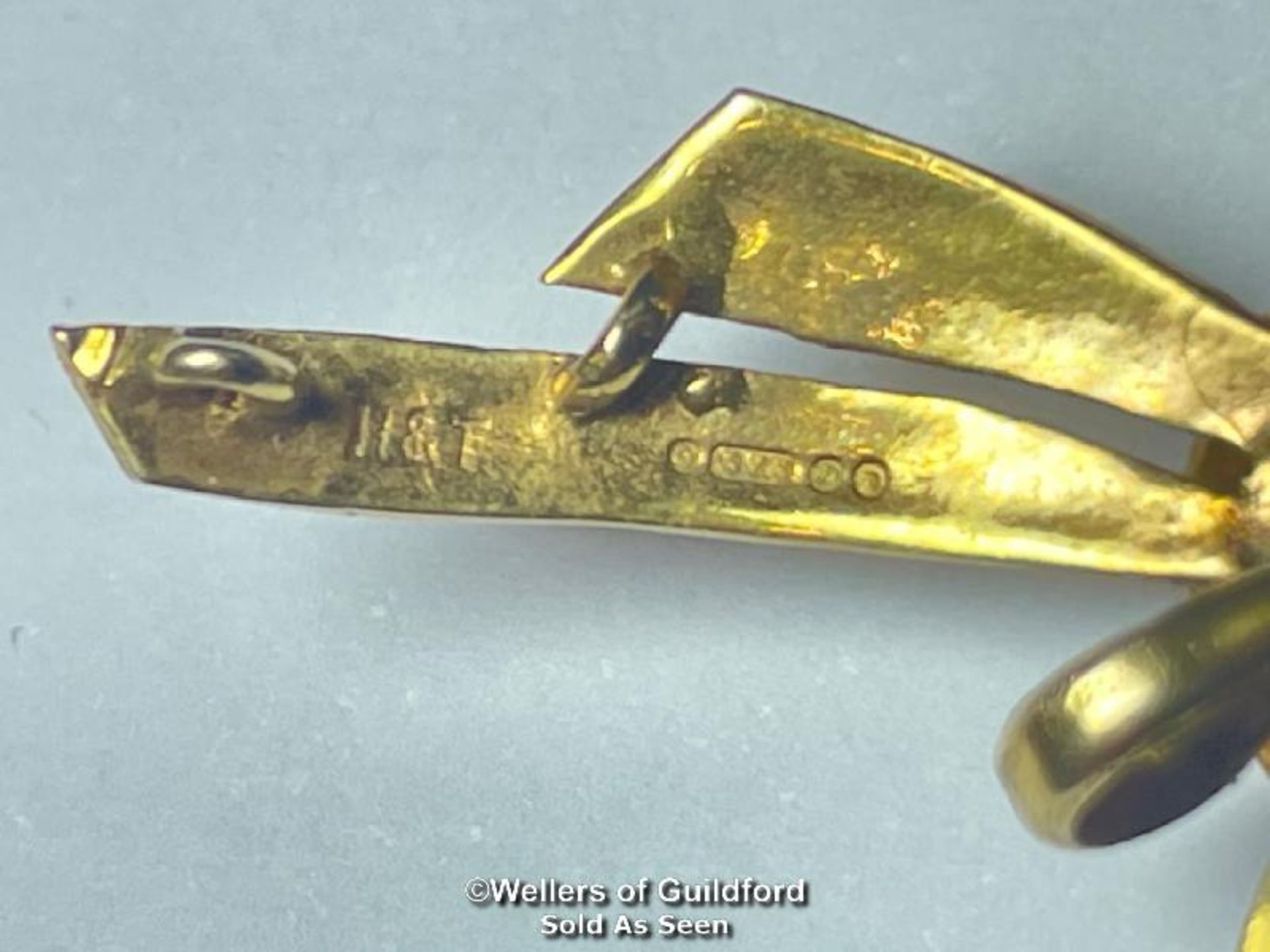 *9ct gold textured bow brooch, hallmarked London 1970, weight 5.25g, (lot subject to vat) - Image 3 of 3