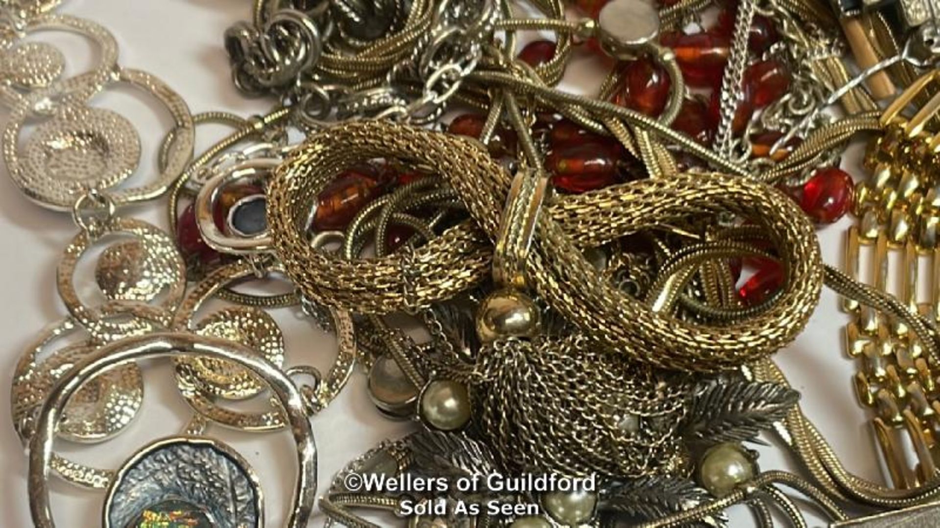 Assorted costume jewellery including brooches, necklaces, bangles and cufflinks - Bild 6 aus 10