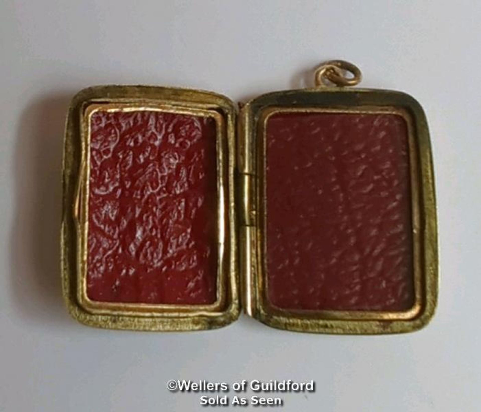Two locket pendants: one 9ct gold oval locket with engraved front, hallmarked on bail, dimensions - Bild 9 aus 10