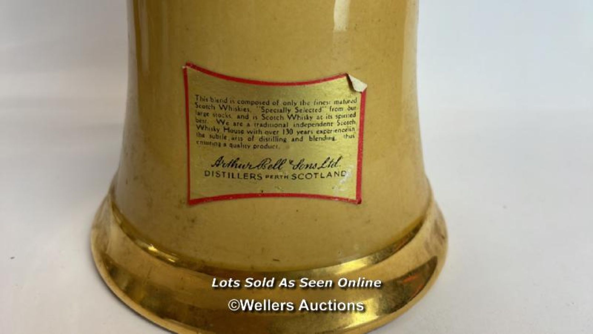 Bell's Specially Selected Blended Scotch Whisky, Bottle made by Wade, 26.5 OZ, 40% vol / Please - Image 5 of 10