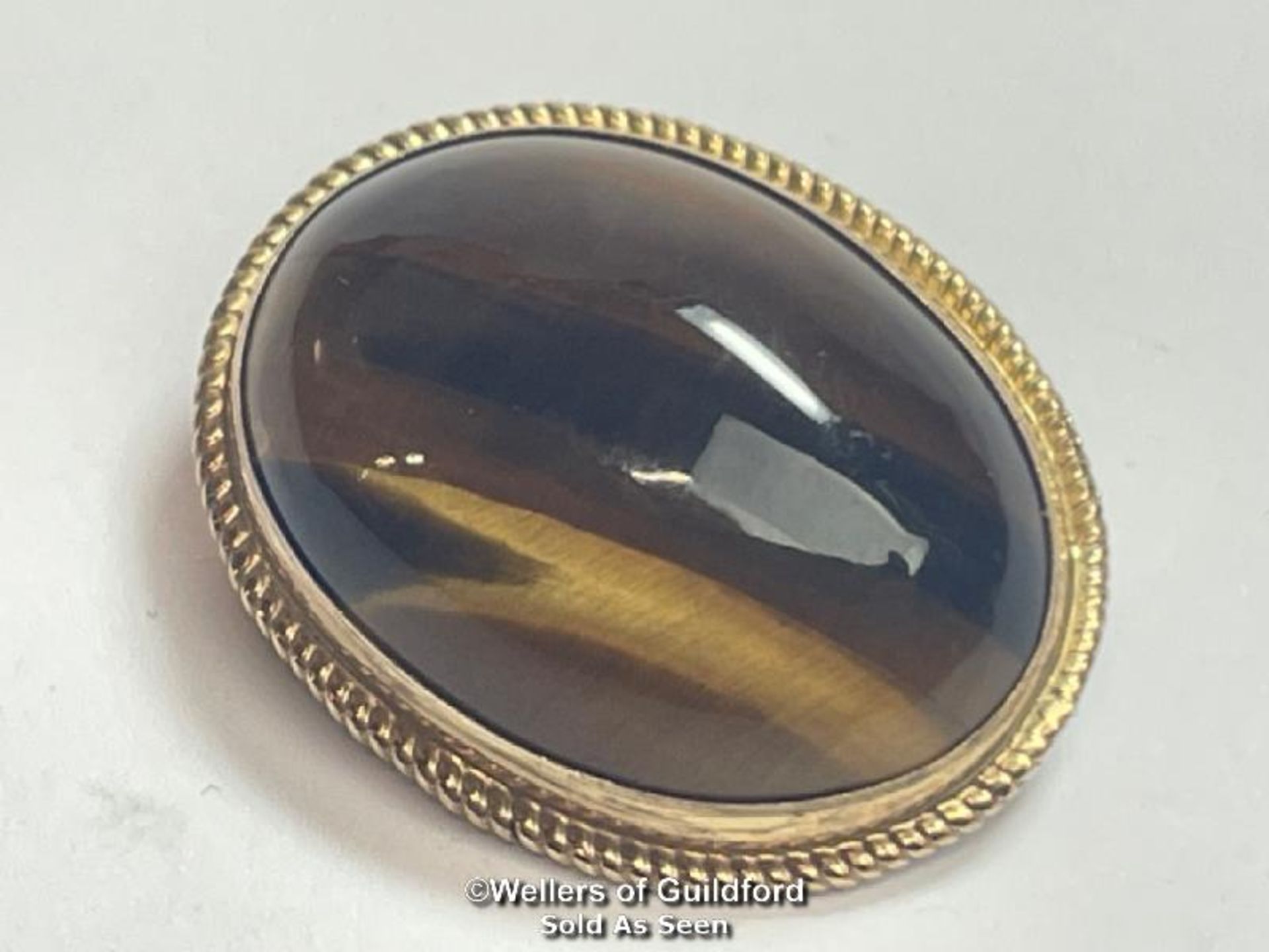 A Tiger's eye signet ring in 9ct gold, hallmarked London 2004, ring size S, weight 7.81g with - Image 6 of 8
