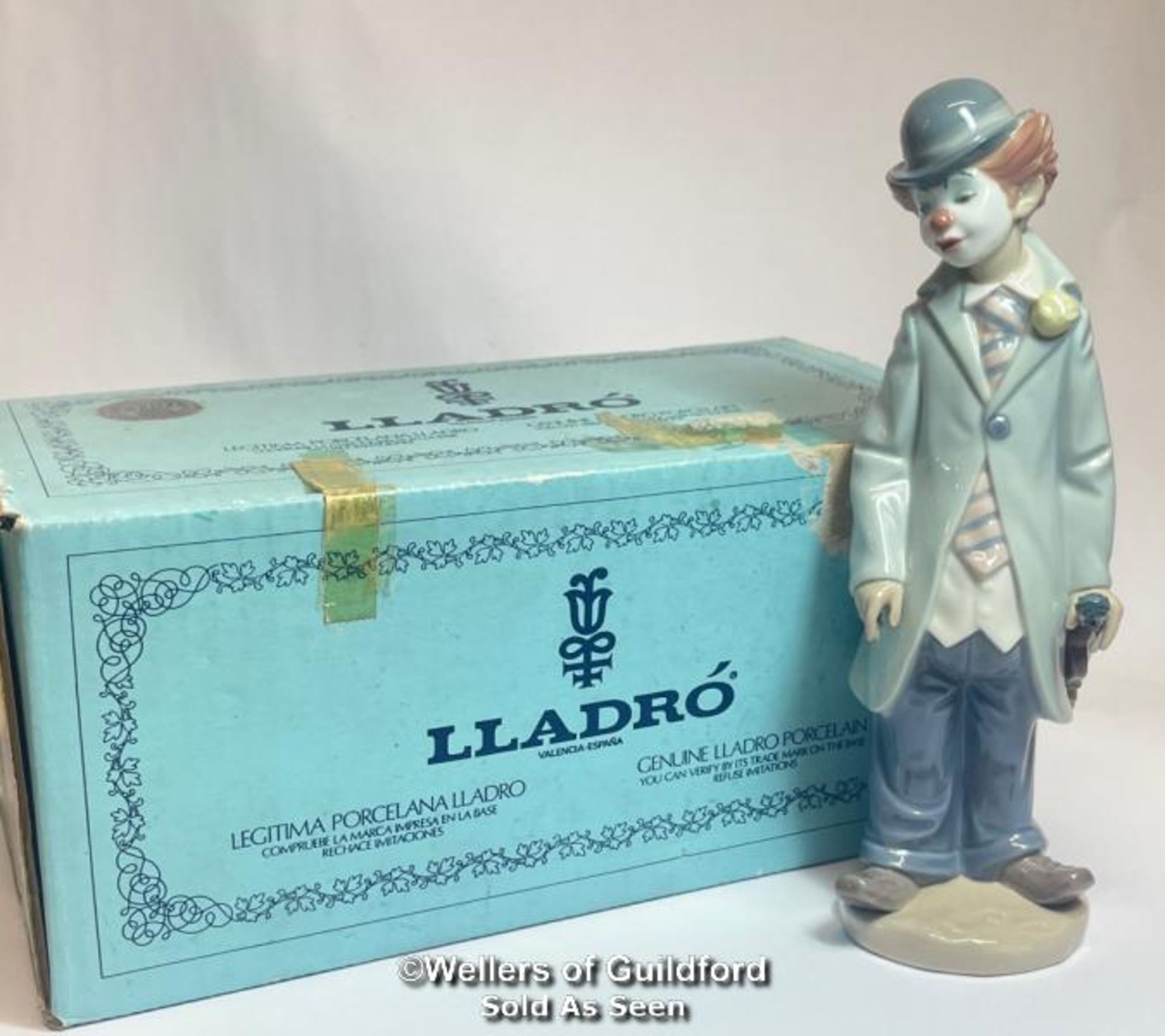 A retired Lladro Figure "Clown with Violin" no.5.472, 22cm high, overall good condition, boxed - Image 5 of 5