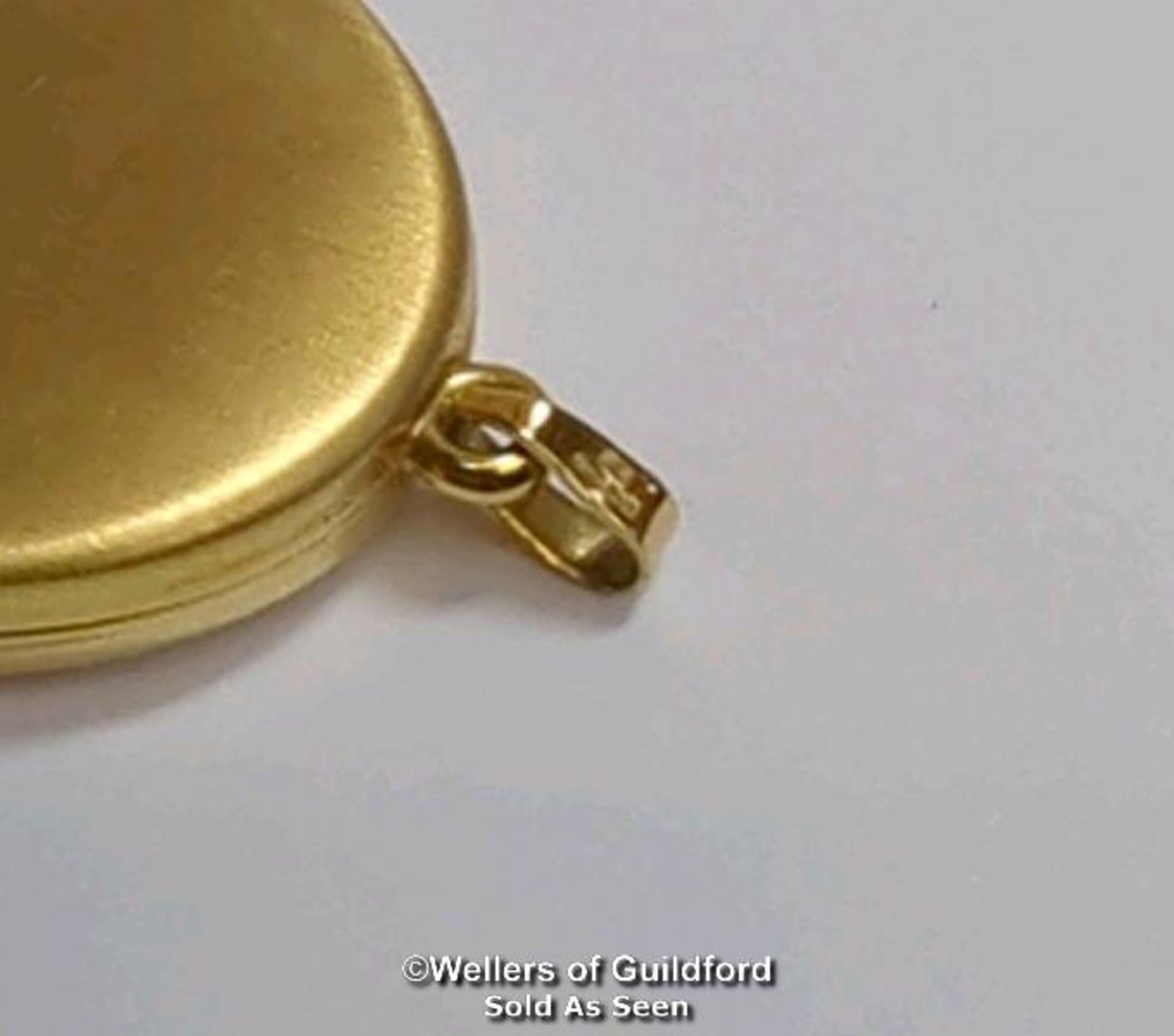 Two locket pendants: one 9ct gold oval locket with engraved front, hallmarked on bail, dimensions - Image 4 of 10