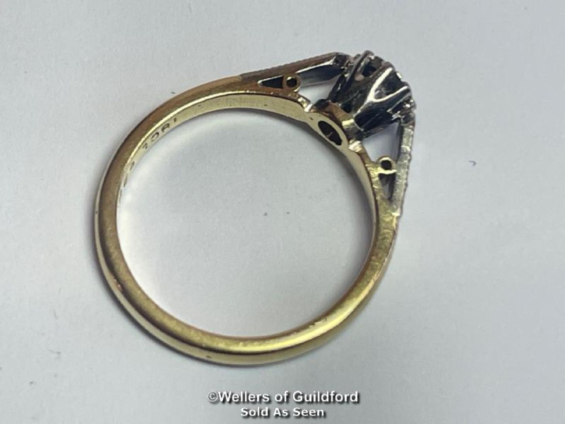 Illusion set diamond solitare ring in yellow and white metal stamped 18ct. Estimated diamond - Bild 3 aus 5
