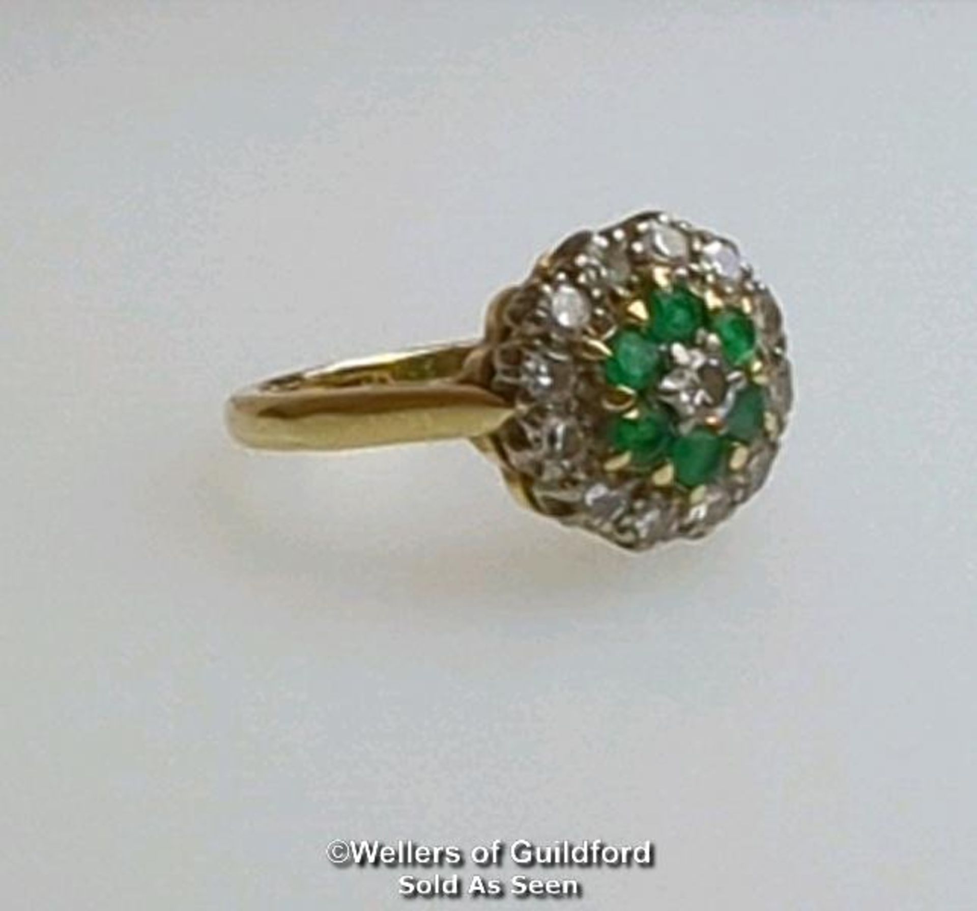 Emerald and diamond round cluster ring in hallmarked 18ct gold. Central brilliant cut diamond - Image 3 of 6