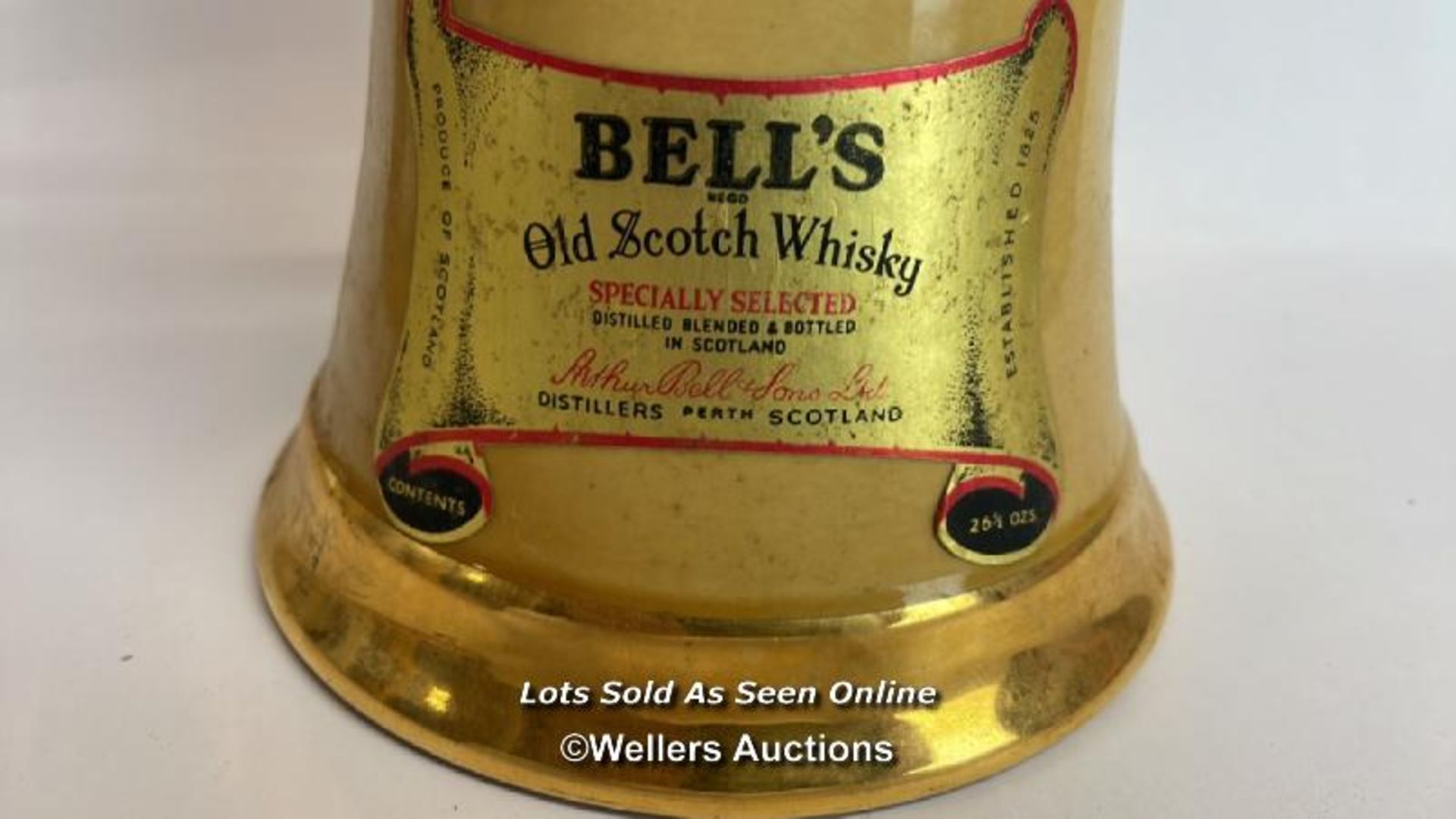 Bell's Specially Selected Blended Scotch Whisky, Bottle made by Wade, 26.5 OZ, 40% vol / Please - Image 3 of 10