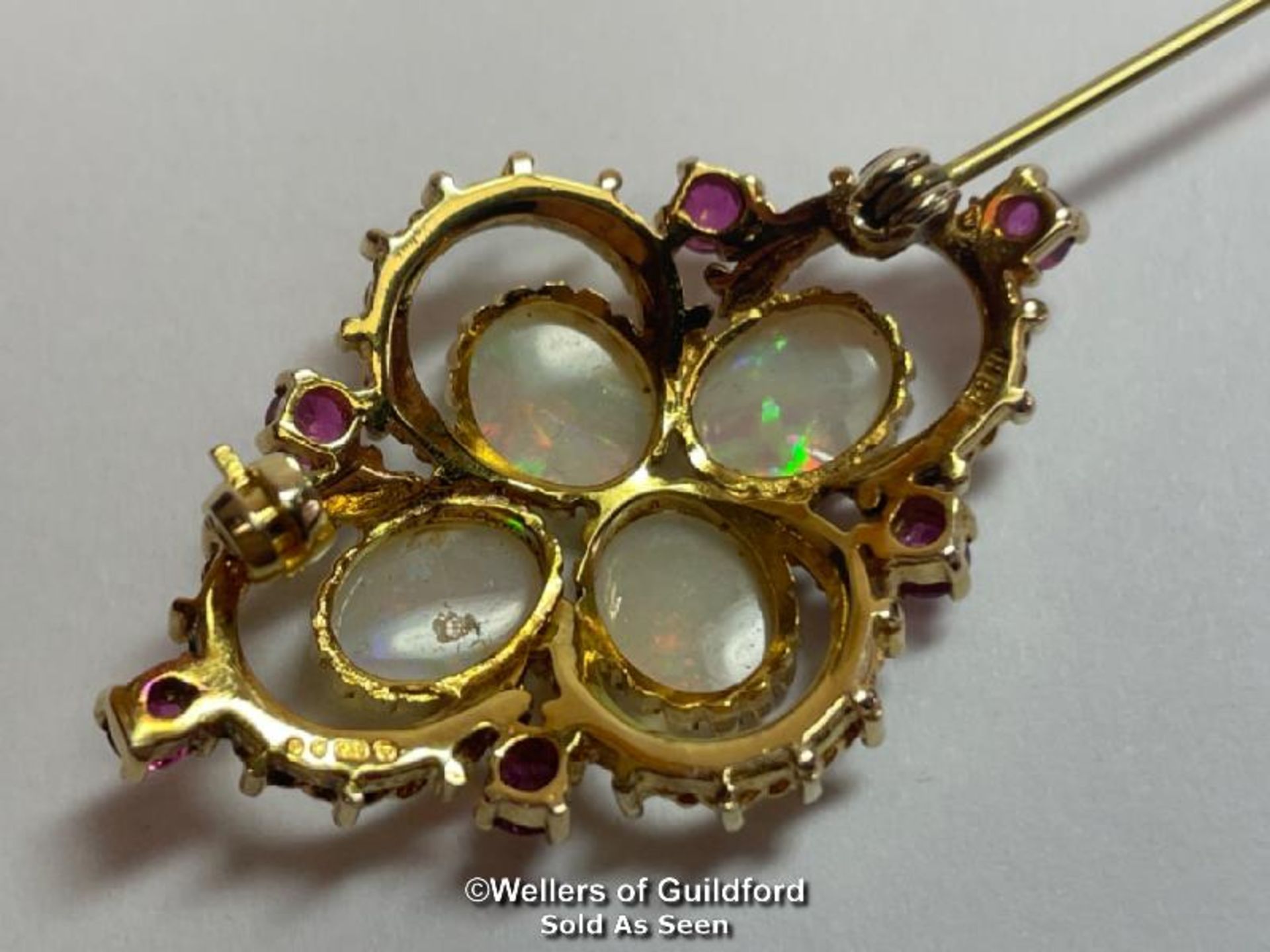 Opal and ruby quatrefoil brooch in 9ct gold. Opals measure approx 9mm x 7mm. Hallmarks for Sheffield - Bild 2 aus 5