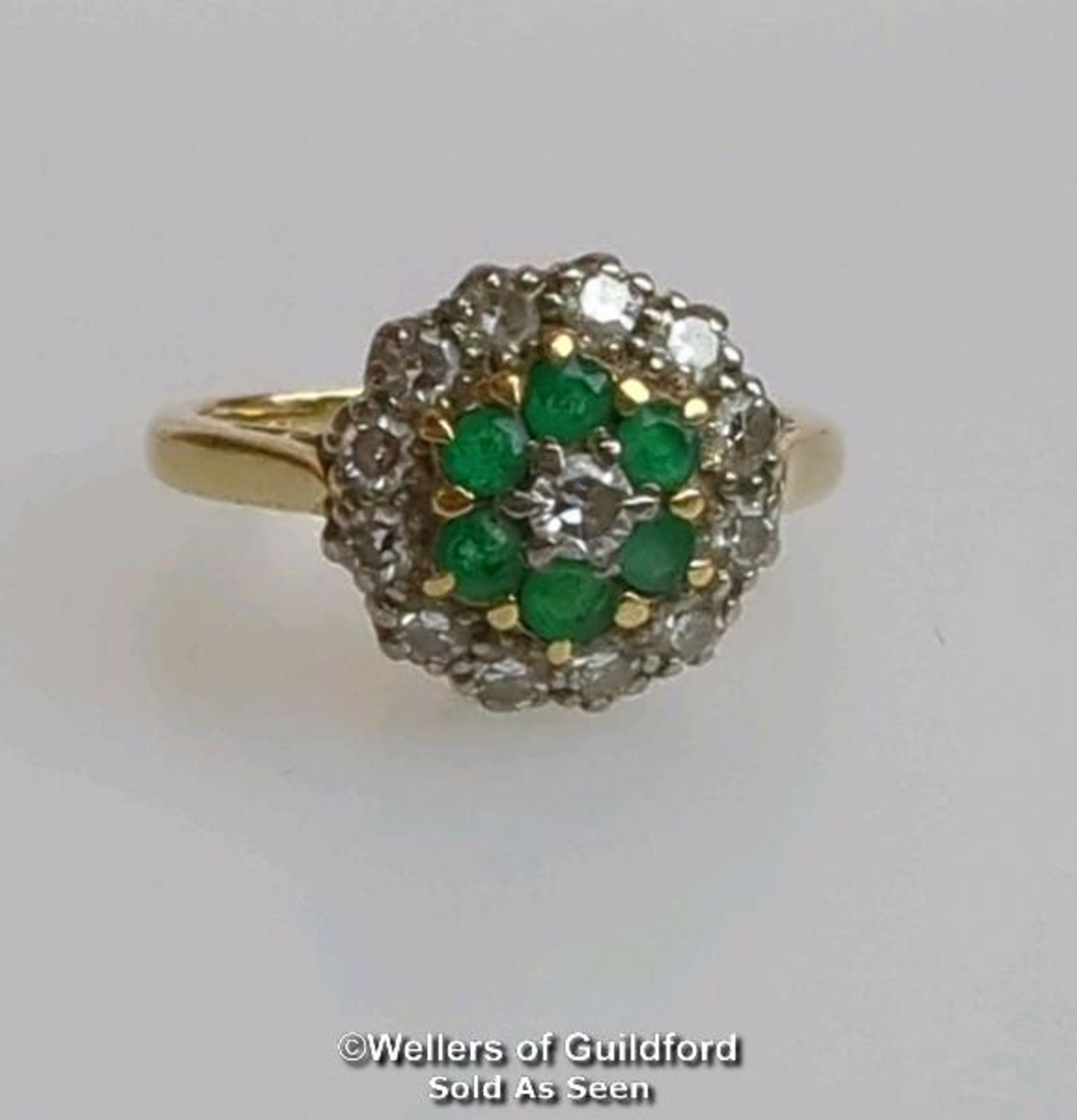 Emerald and diamond round cluster ring in hallmarked 18ct gold. Central brilliant cut diamond - Image 6 of 6