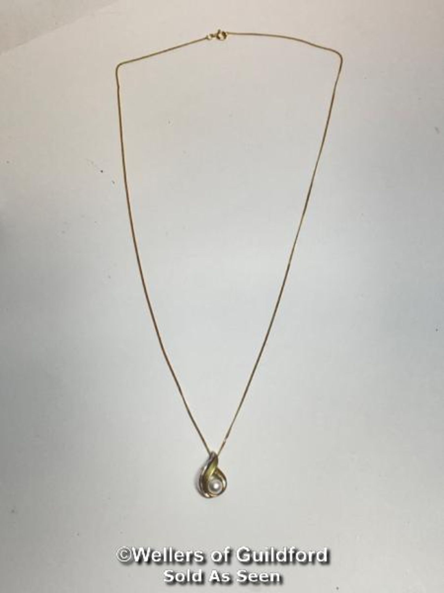 A cultured pearl and 9ct gold twist pendant on a 9ct gold chain, pendant 1.5cm long, lenth of - Image 3 of 4