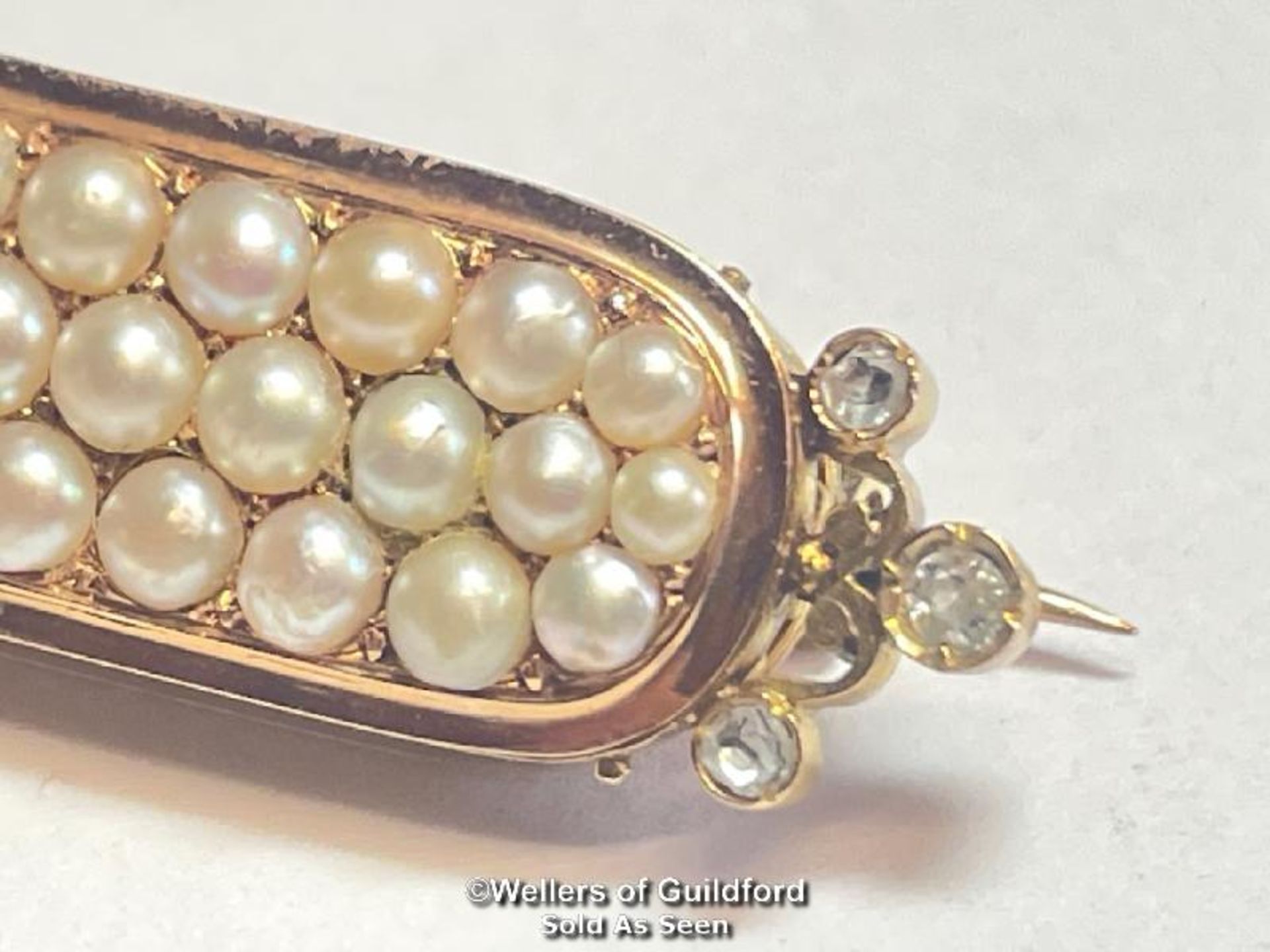 Stock pin in yellow metal with three rows of split pearls and rose cut diamond terminations, not - Image 3 of 5