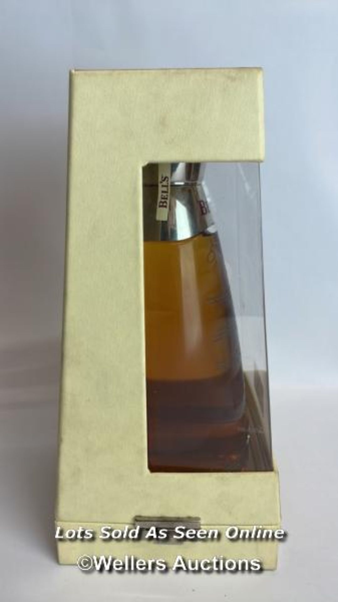 Bell's Extra Special 2000 Millenium Water of Life Whisky, Aged 8 Years, 70cl, 40% vol, In original - Image 9 of 10