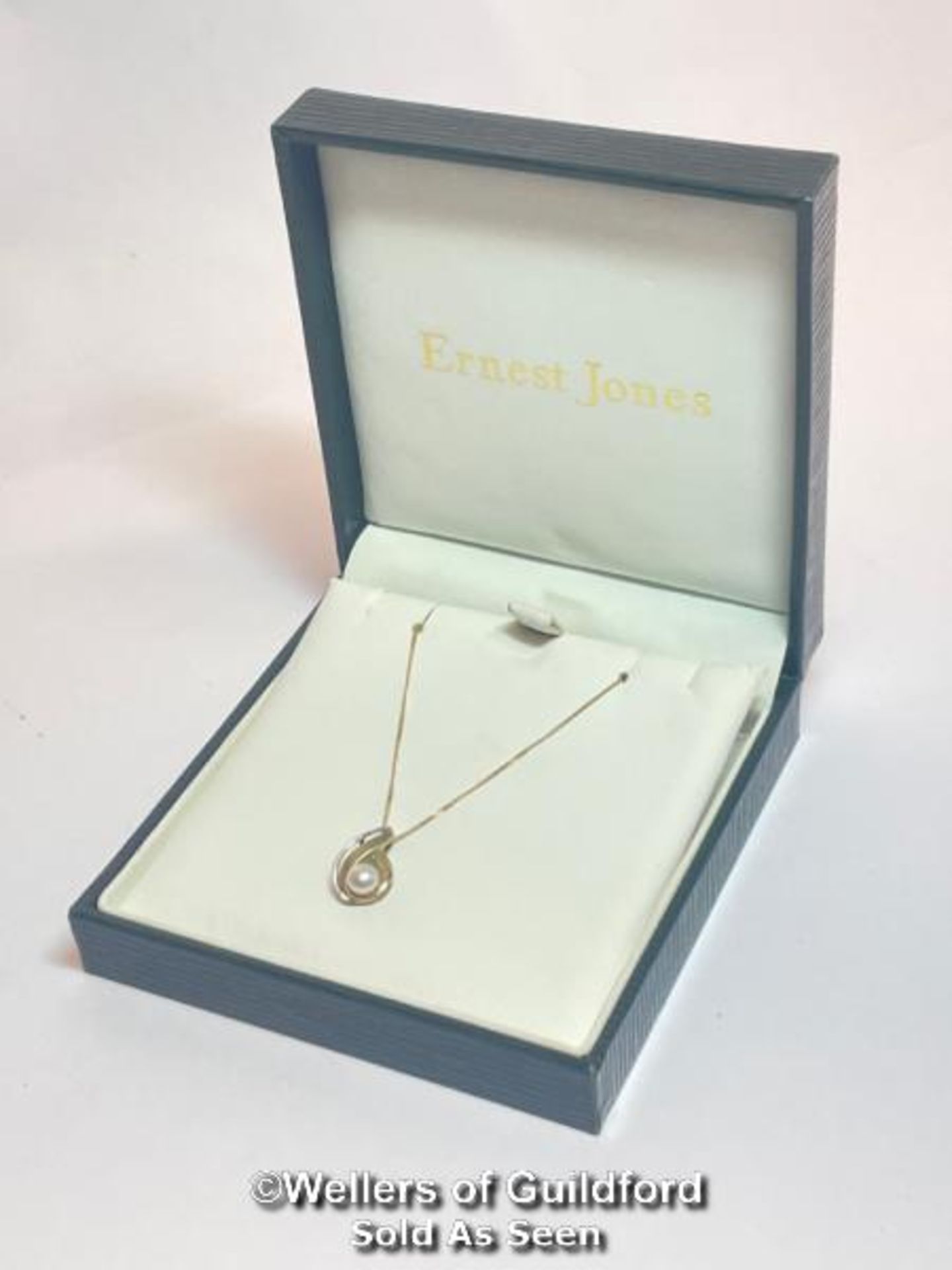 A cultured pearl and 9ct gold twist pendant on a 9ct gold chain, pendant 1.5cm long, lenth of - Image 4 of 4