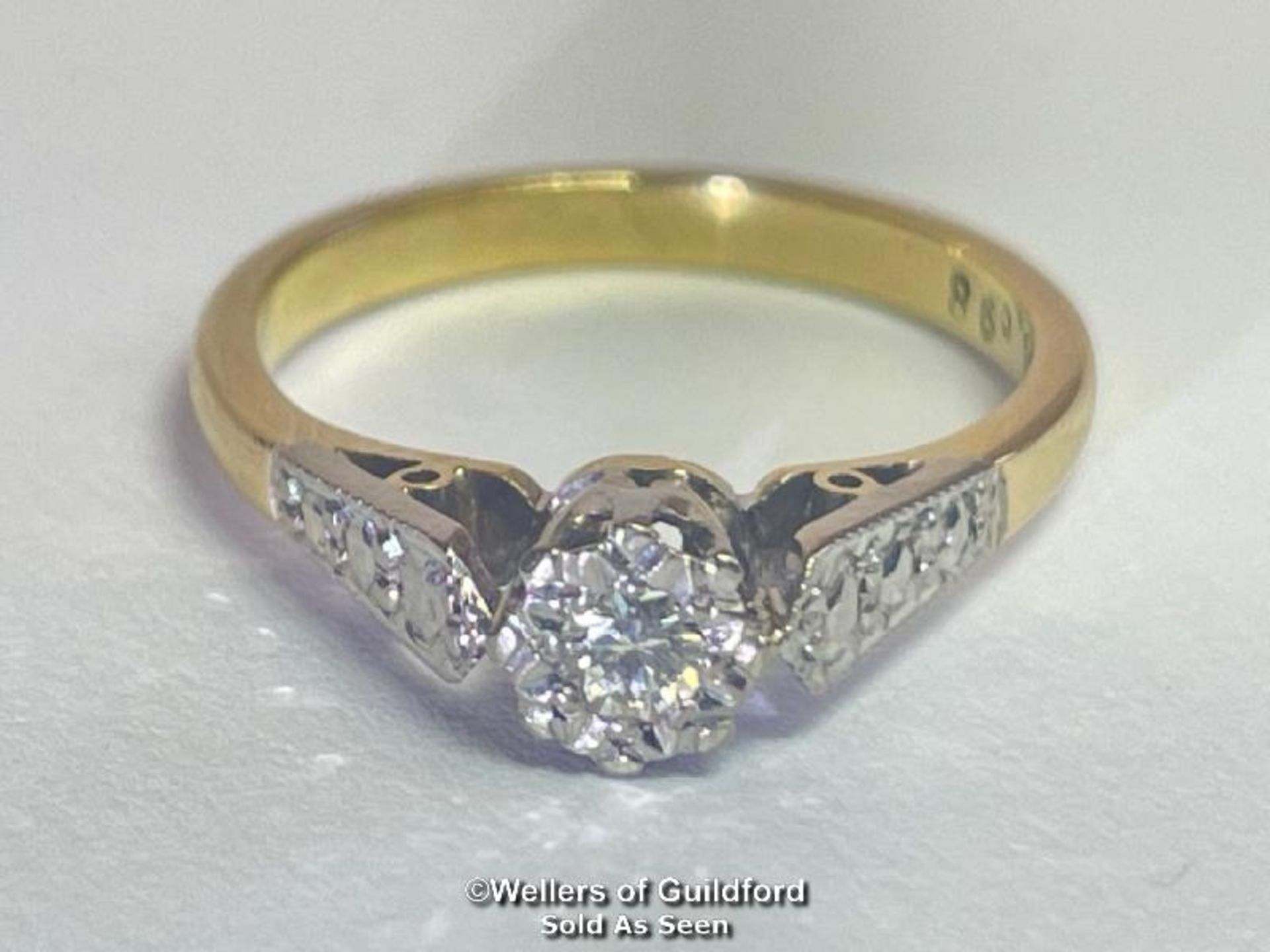 Illusion set diamond solitare ring in yellow and white metal stamped 18ct. Estimated diamond - Bild 2 aus 5