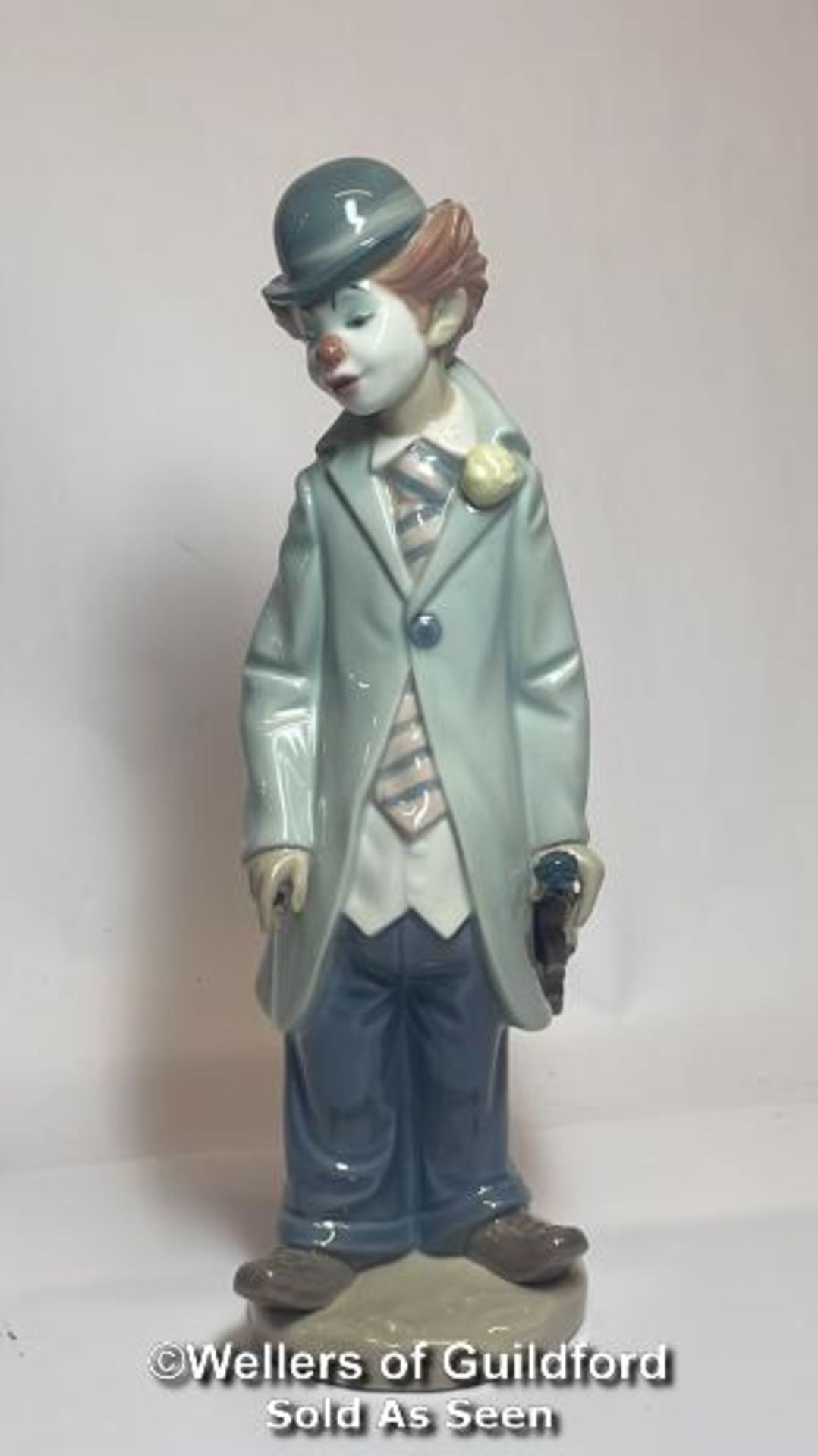 A retired Lladro Figure "Clown with Violin" no.5.472, 22cm high, overall good condition, boxed