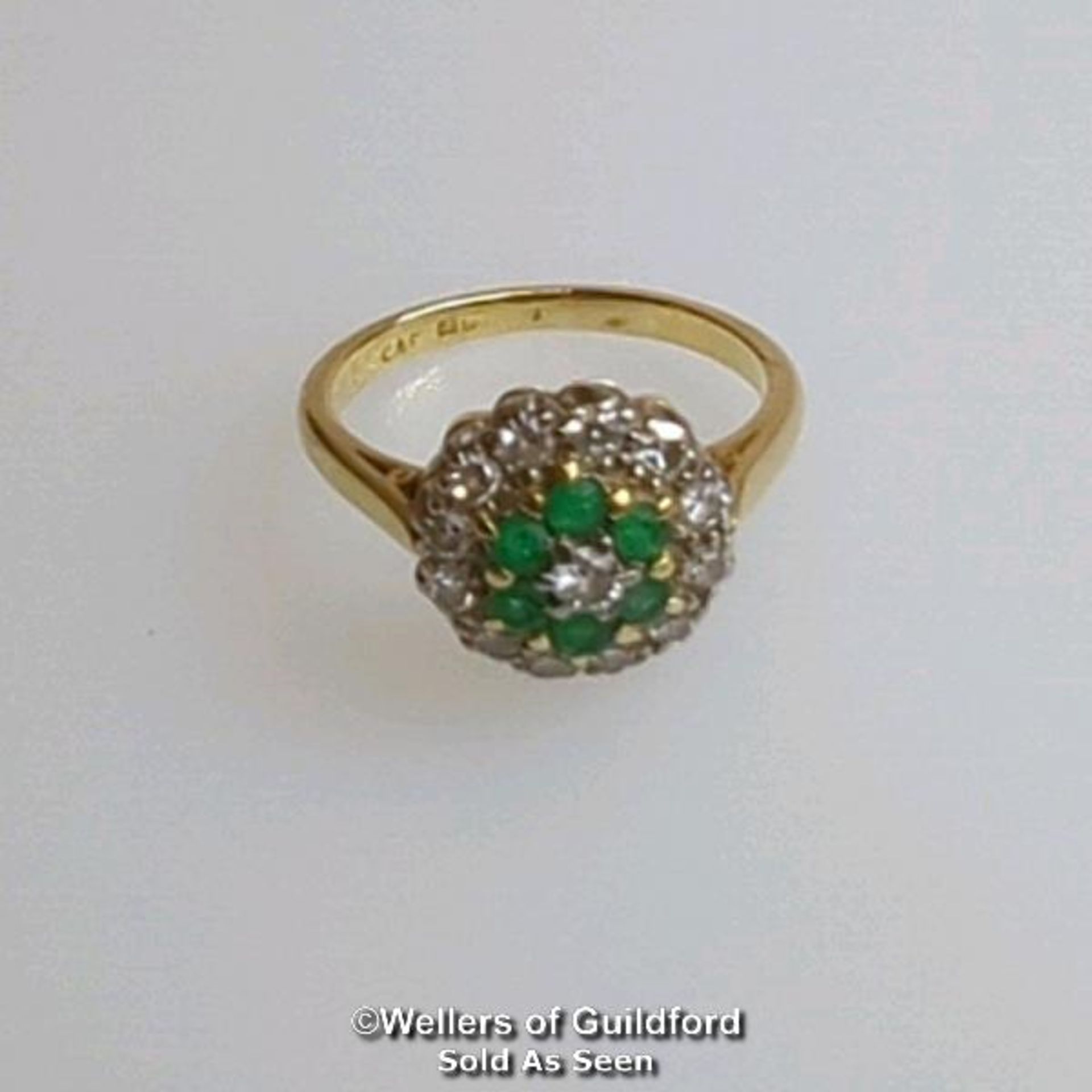 Emerald and diamond round cluster ring in hallmarked 18ct gold. Central brilliant cut diamond - Image 5 of 6