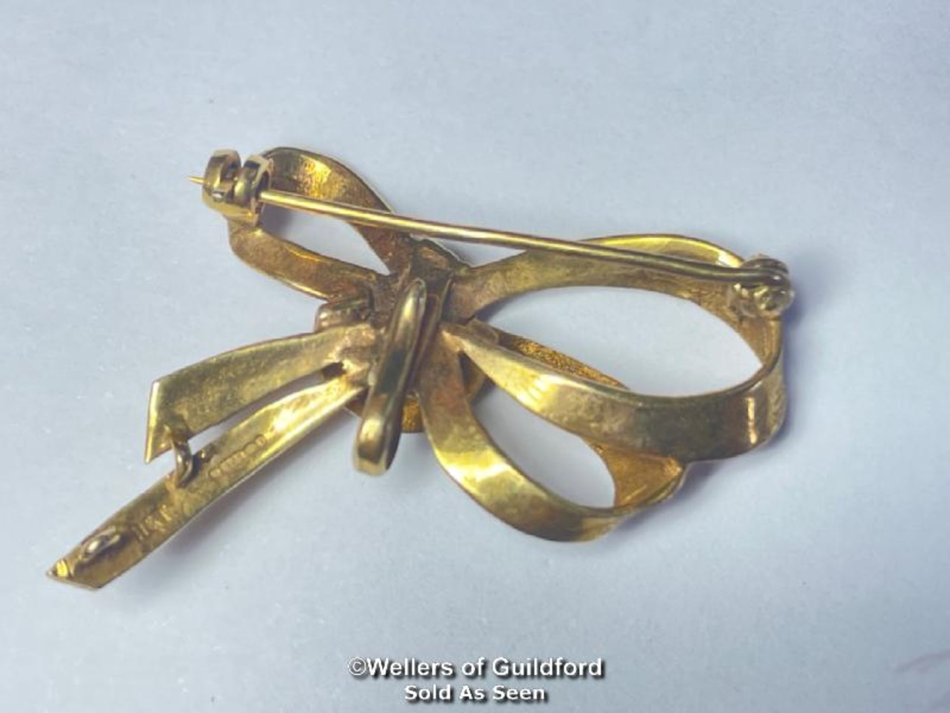*9ct gold textured bow brooch, hallmarked London 1970, weight 5.25g, (lot subject to vat) - Image 2 of 3