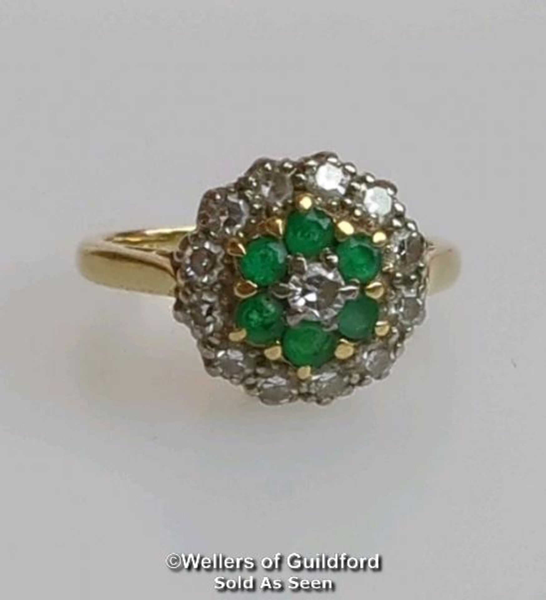 Emerald and diamond round cluster ring in hallmarked 18ct gold. Central brilliant cut diamond - Image 4 of 6