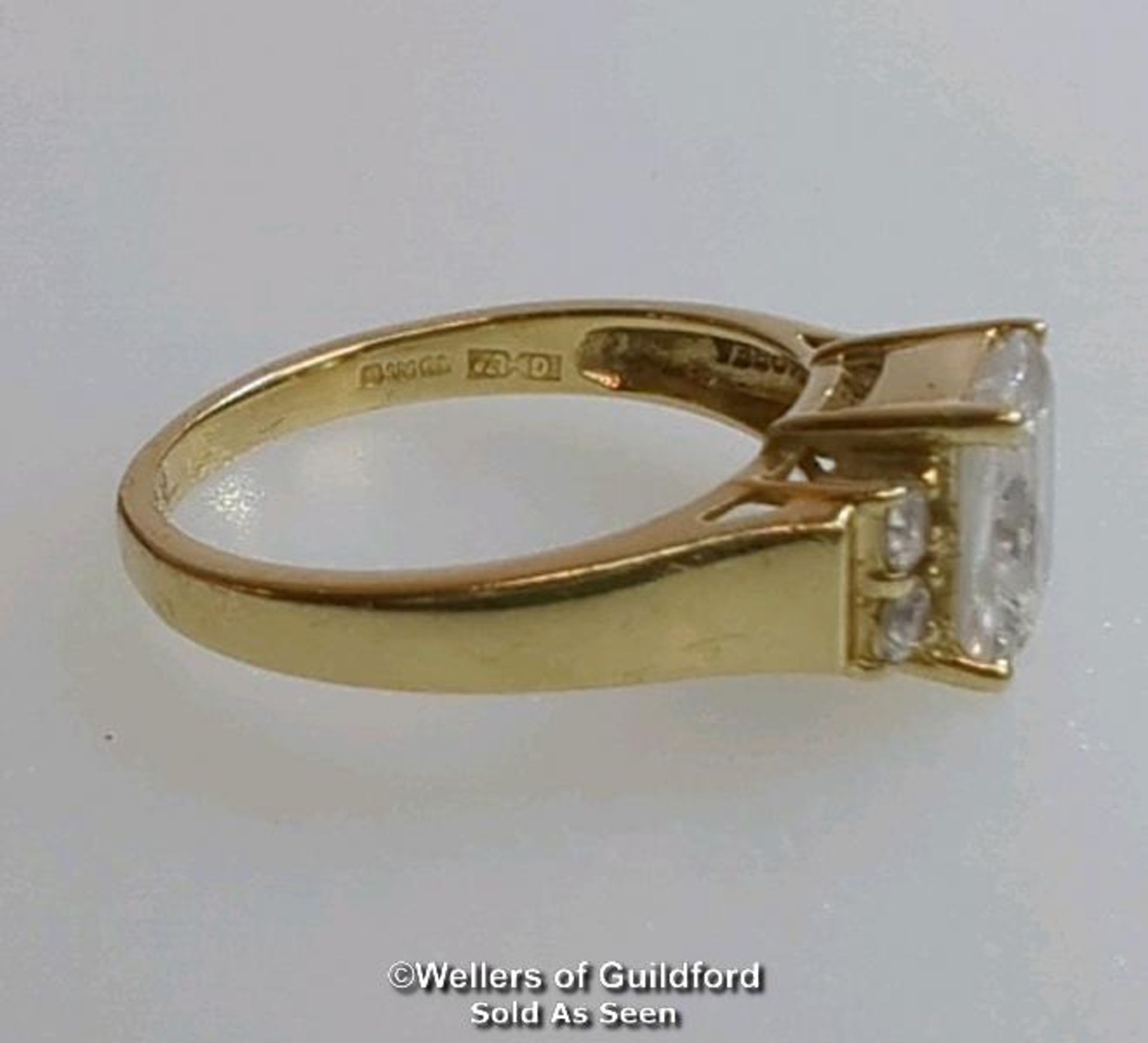A cubic zirconia dress ring in hallmarked 14ct gold. The emerald cut centre stone measures 7mm x 5. - Image 5 of 8
