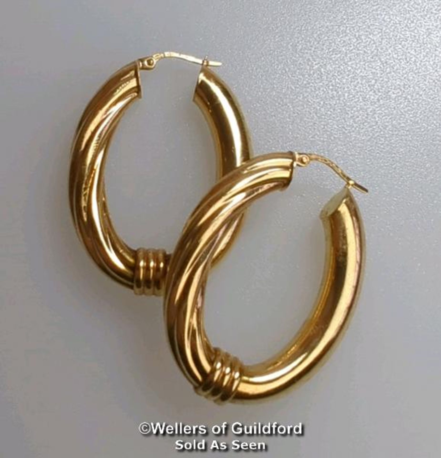 A pair of oval hoop earrings in hallmarked 9ct gold, length 4cm, gross weight 6.83g - Image 4 of 4