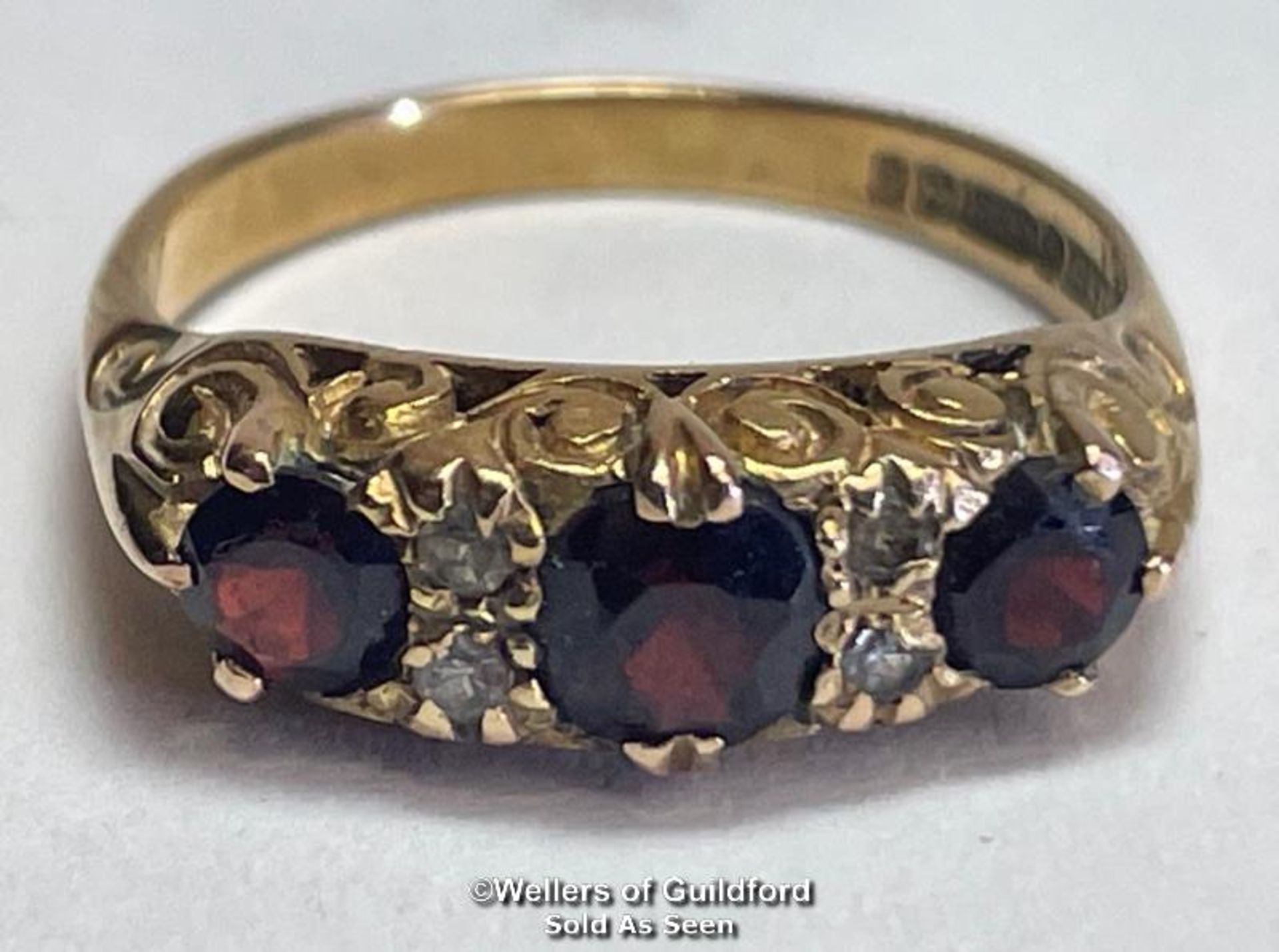 Garnet three stone carved style ring in 9ct gold, with white paste points. Hallmarked for Birmingham - Image 2 of 6