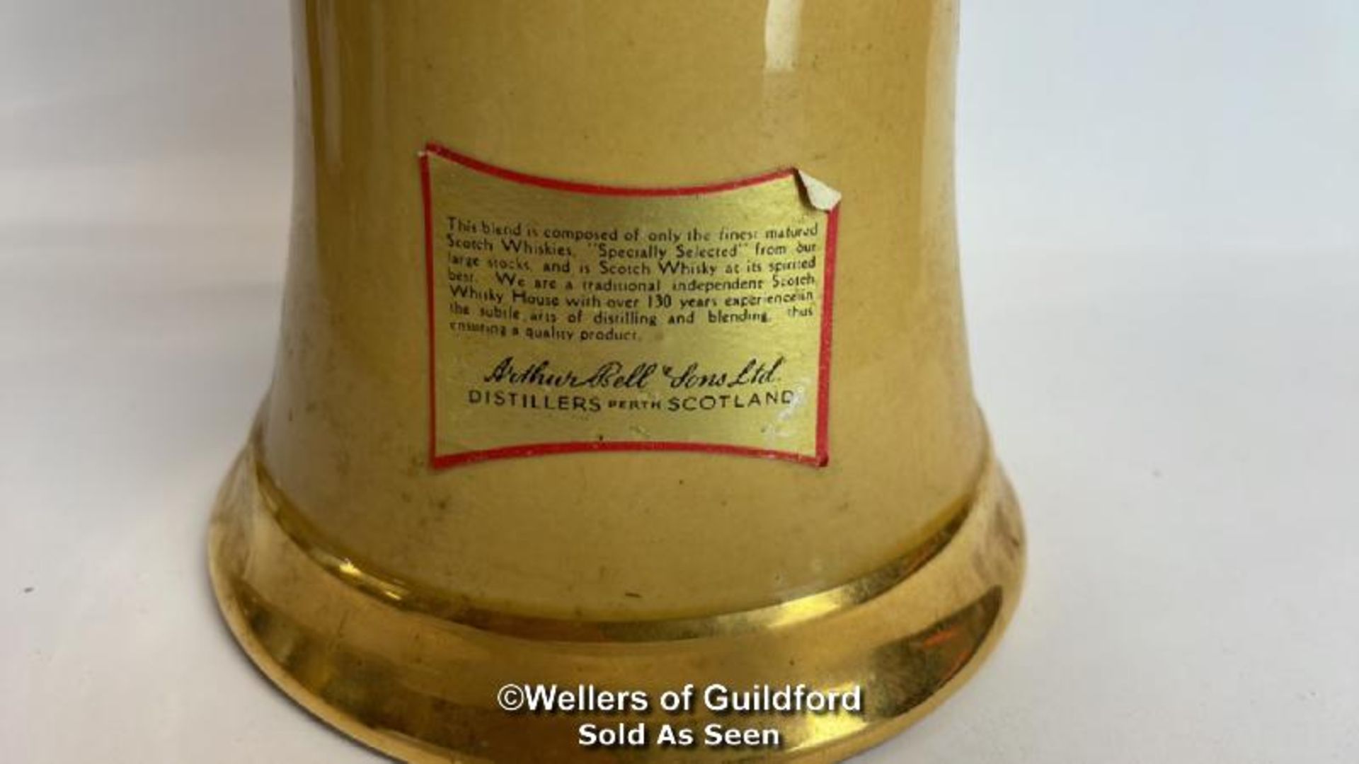 Bell's Specially Selected Blended Scotch Whisky, Bottle made by Wade, 26.5 OZ, 40% vol / Please - Image 6 of 10